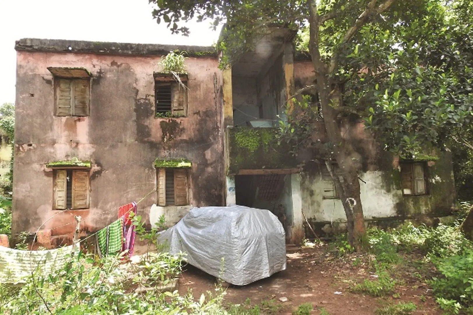 କ୍ୱାର୍ଟର୍ସ ନା ଭୂତକୋଠି! : ଶିକ୍ଷକ, କର୍ମଚାରୀଙ୍କୁ ମିଳୁନି ଘର, ଖର୍ଚ୍ଚ ହେଉନି ମରାମତି ପାଇଁ ଆସିଥିବା ଟଙ୍କା