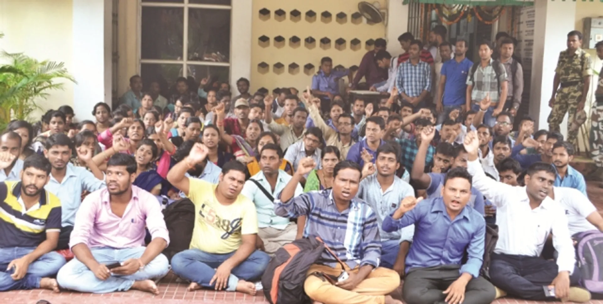 ଓପେପା କାର୍ଯ୍ୟାଳୟ ସମ୍ମୁଖରେ ଶିକ୍ଷକଙ୍କ ଧାରଣା