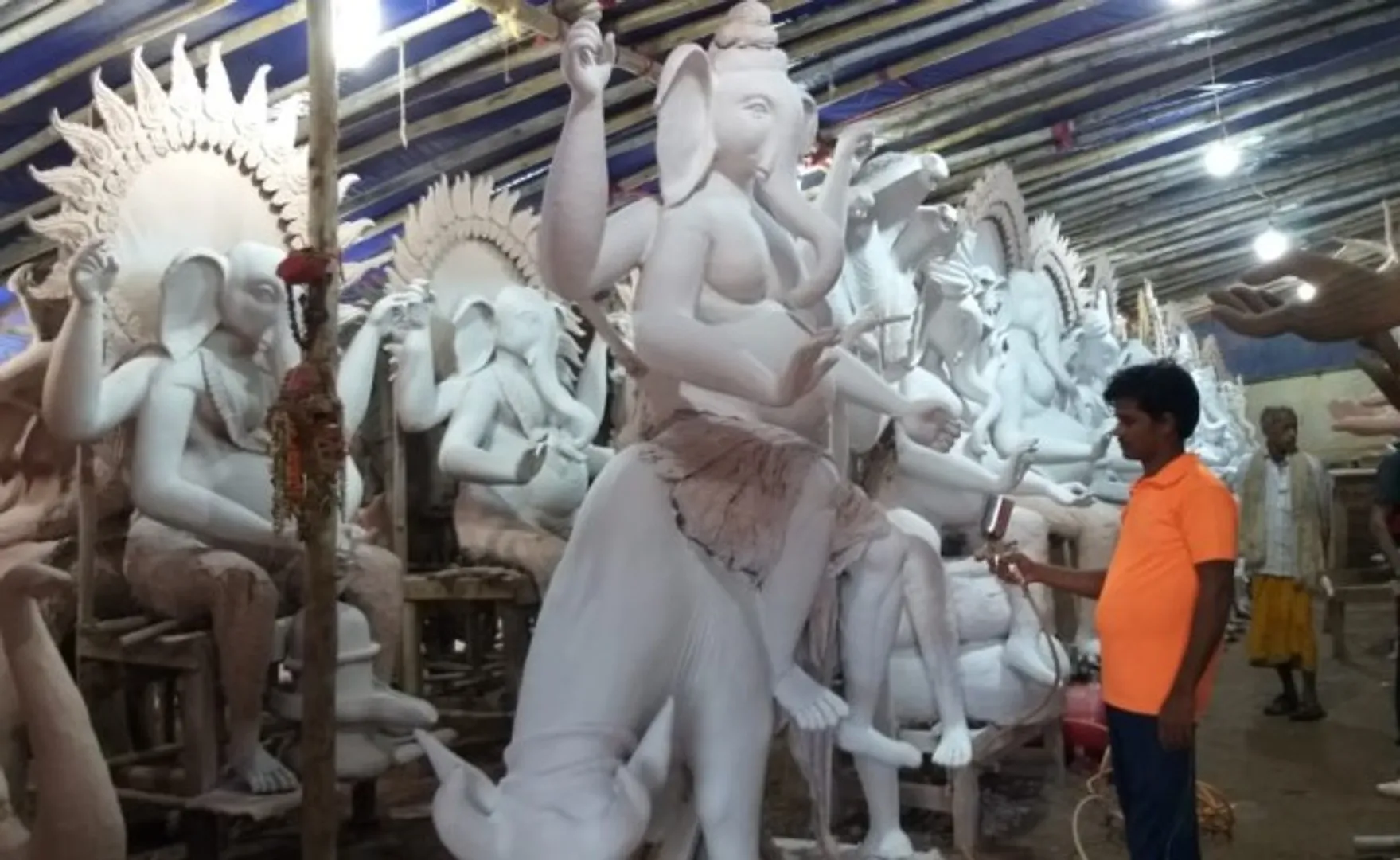 ପାଖେଇ ଆସୁଛି ଗଣେଷ ପୂଜା : ବିଘ୍ନରାଜଙ୍କ ମୂର୍ତ୍ତିି ଗଢ଼ିିବାରେ ବ୍ୟସ୍ତ କାରିଗର