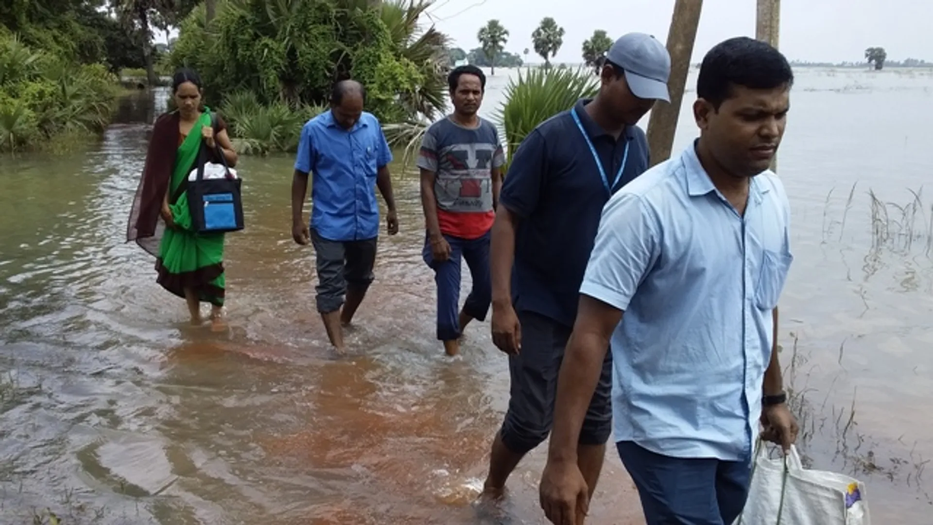 ବନ୍ୟାଞ୍ଚଳର ବିକଳ ସ୍ଥିତି: ତେଲ ନଥିବାରୁ ବୋଟ୍‌ ଅଚଳ, ଫେରିଲେ ସ୍ୱାସ୍ଥ୍ୟ ବିଭାଗ ଦଳ, ବନ୍ୟାପୀଡ଼ିତ ହତାଶ