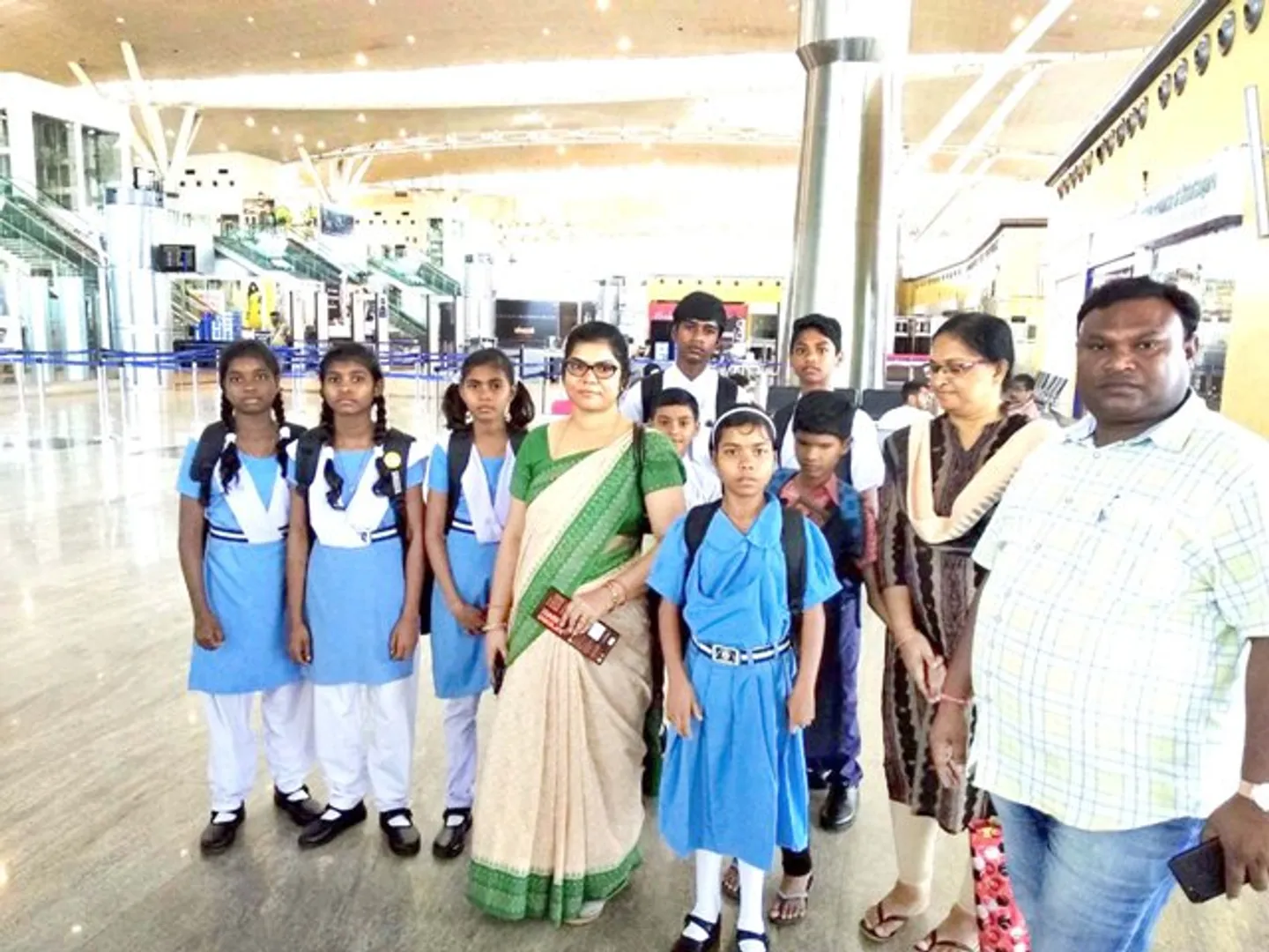 ପ୍ରଥମେ ଉଡ଼ିଲେ ଆଶ୍ରମ ସ୍କୁଲ ଛାତ୍ରଛାତ୍ରୀ