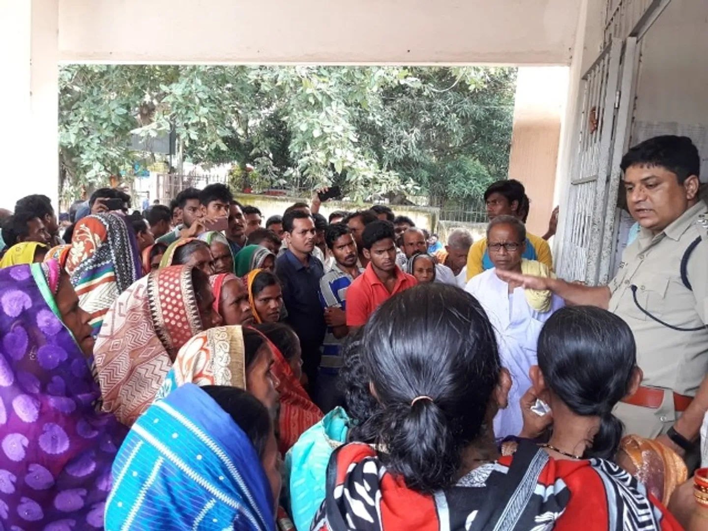 ଅଭିଯୁକ୍ତଙ୍କୁ ଗିରଫ ଦାବିରେ ଥାନା ଘେରିଲେ ନୂଆଗାଁ ଗ୍ରାମବାସୀ