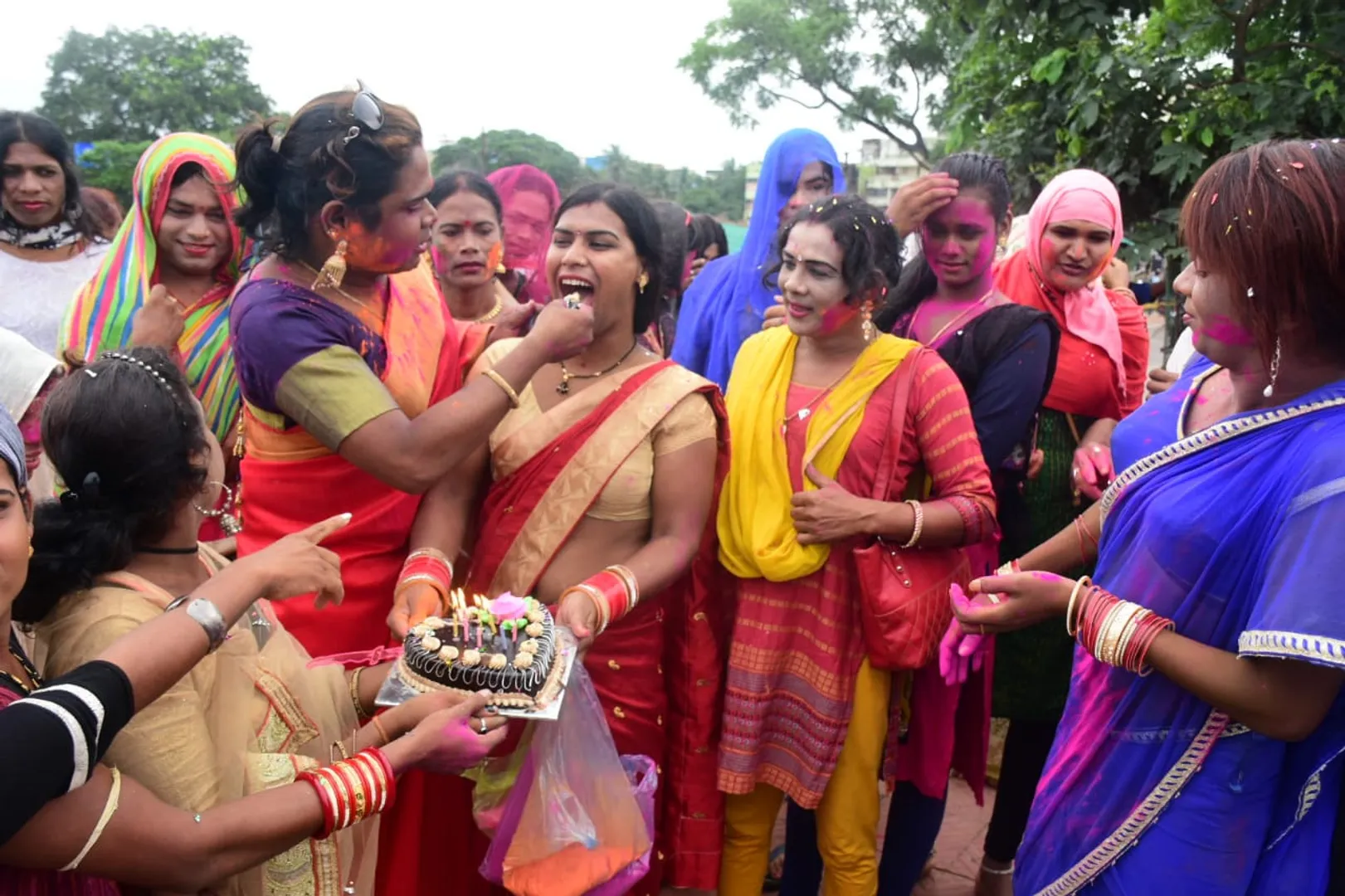 ସମଲିଙ୍ଗୀ ସଂପର୍କ ନେଇ ସୁପ୍ରିମକୋର୍ଟଙ୍କ ଦ୍ୱାରା ଐତିହାସିକ ରାୟ ପ୍ରକାଶ ପାଇବା ପରେ ଭୁବନେଶ୍ୱରରେ ଉତ୍ସାହ ମନାଉଛନ୍ତି କିନ୍ନର। (ଫଟୋ-ବିଭୂତି)