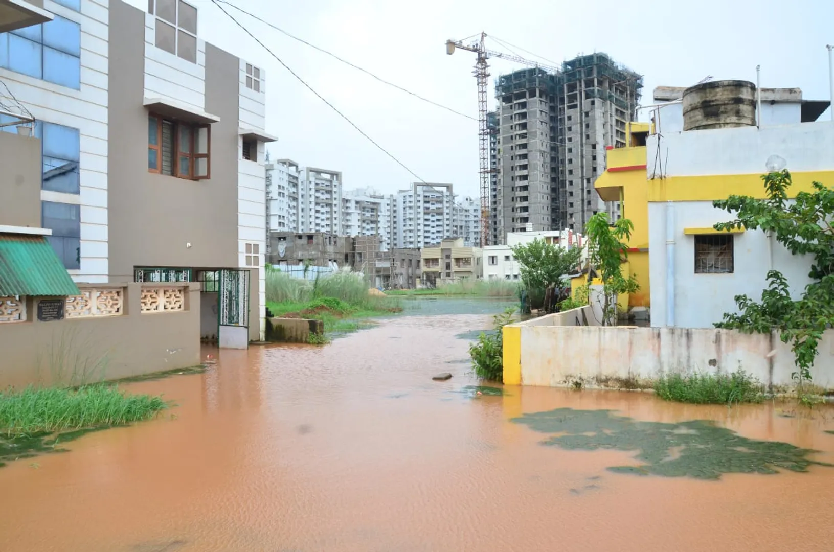 ଭୁବନେଶ୍ୱର: ଲଗାଣ ବର୍ଷାରେ ରାଜଧାନୀ ବେହାଲ। (ଫଟୋ: ବିଭୂତି)