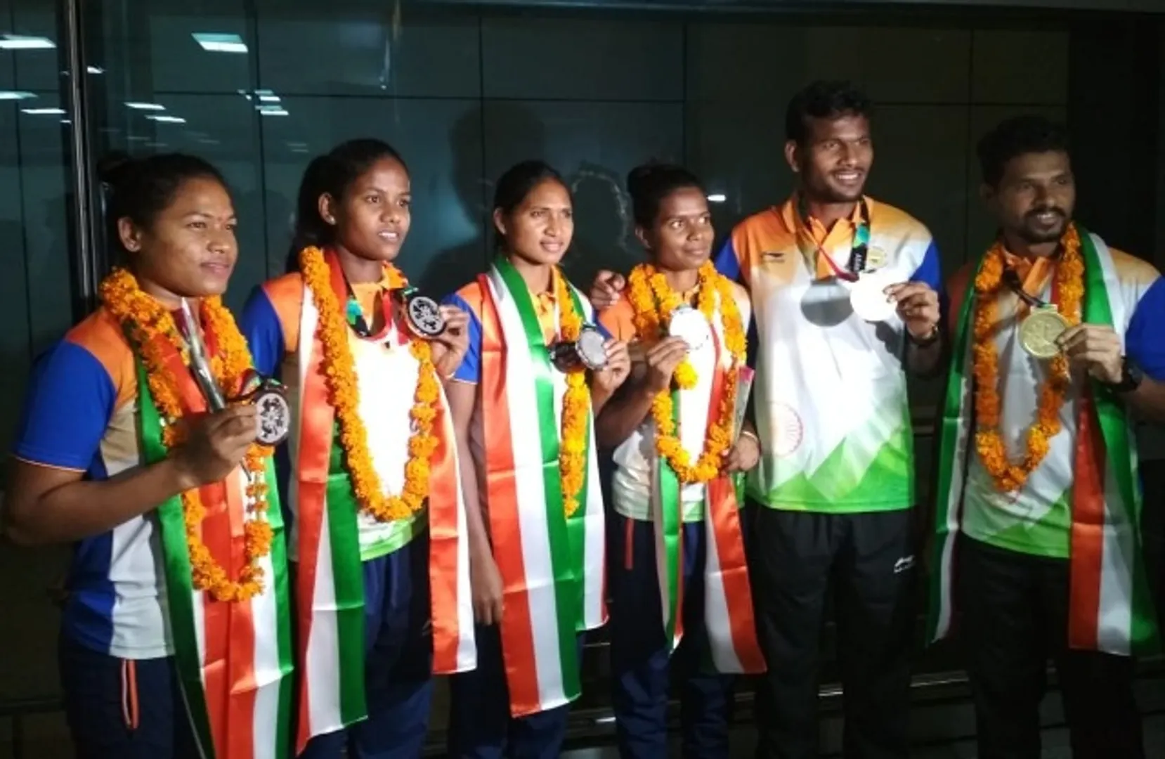 ଜାକର୍ତା ଏସିଆଡ୍‌ରେ ପଦକ ଜିତିଥିବା ୬ ଓଡ଼ିଆ ହକି ଖେଳାଳି ରବିିବାର ନୂଆଦିଲ୍ଲୀ ଇନ୍ଦିରାଗାନ୍ଧି ଅନ୍ତର୍ଜାତୀୟ ଷ୍ଟାଡିୟମ୍‌ରେ ପହଞ୍ଚିବା ପରେ ଭବ୍ୟ ସ୍ୱାଗତ ସମ୍ବର୍ଧନା ଦିଆଯାଇଛି। (ବାମରୁ):  ଦୀପ୍‌ଗ୍ରେସ୍‌ ଏକ୍କା, ନମିତା ଟପ୍ପୋ, ଲିଲିମା ମିଞ୍ଜ୍‌, ଅମିତ ରୋହିଦାସ ଏବଂ ବୀରେନ୍ଦ୍ର ଲାକ୍ରା।