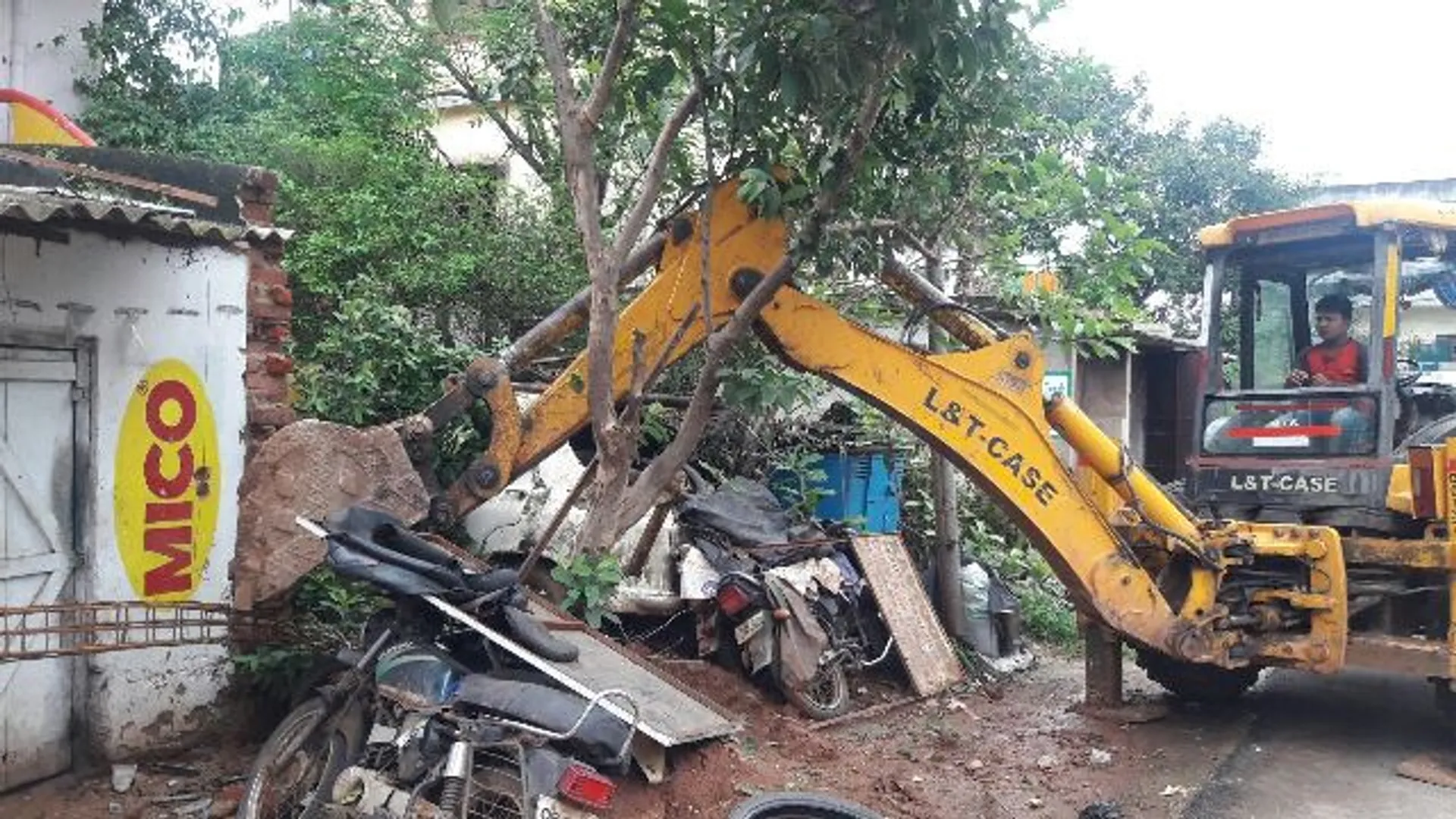 ହଟିଲା ବେଆଇନ ଜବରଦଖଲ