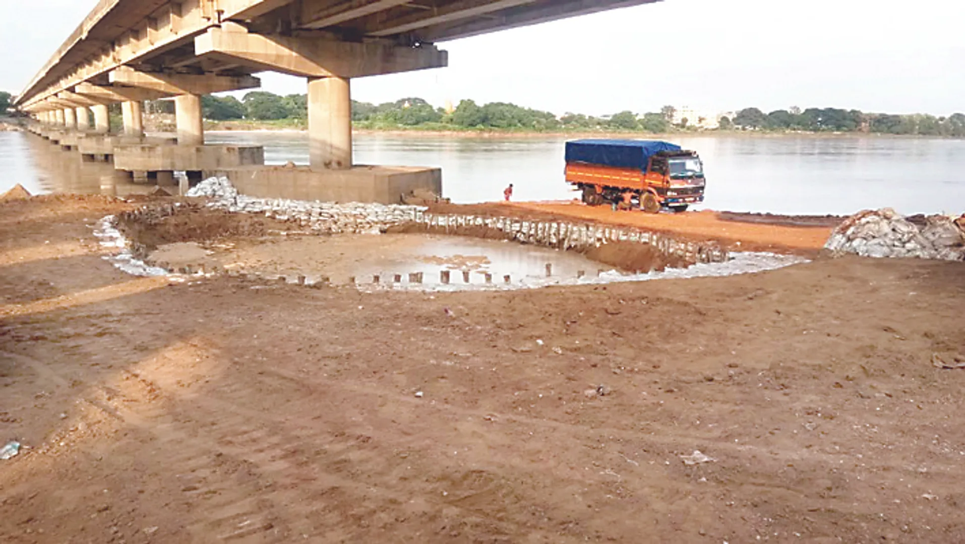 ଆସିଲା ପାର୍ବଣ ଋତୁ: ନଦୀ ଭିତରେ ୬ ମାସିଆ ପୋଖରୀ