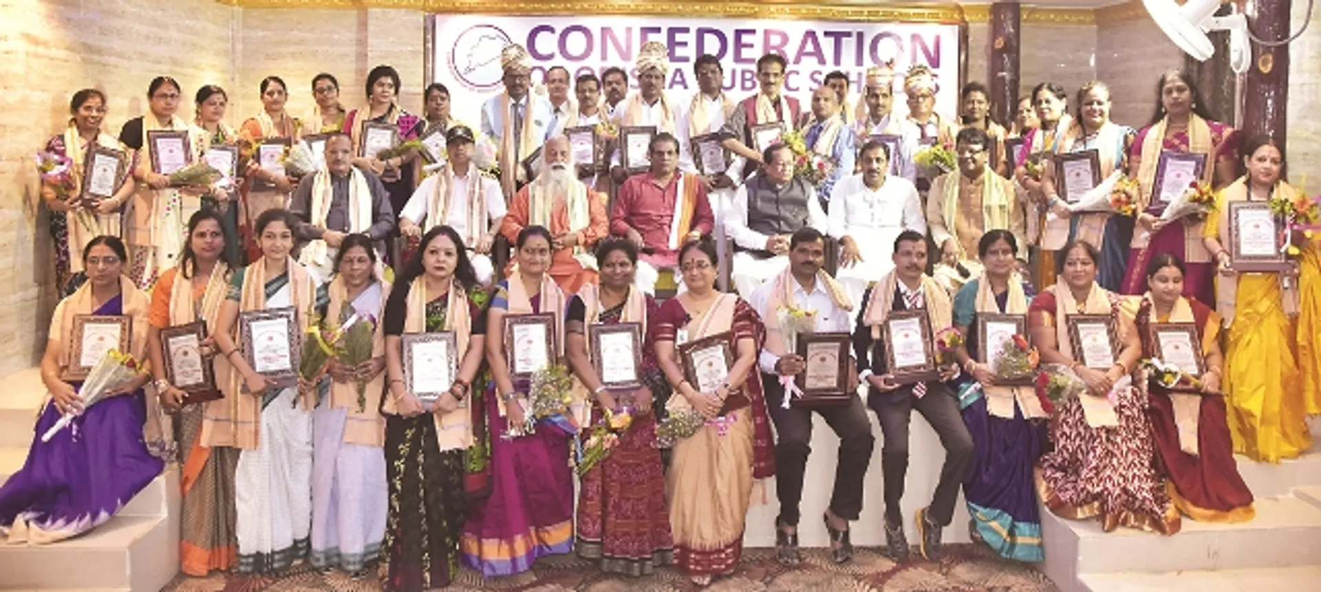 ଘରୋଇ ସ୍କୁଲ୍‌ର ଶ୍ରେଷ୍ଠ ଶିକ୍ଷକଙ୍କୁ ସମ୍ବର୍ଧନା