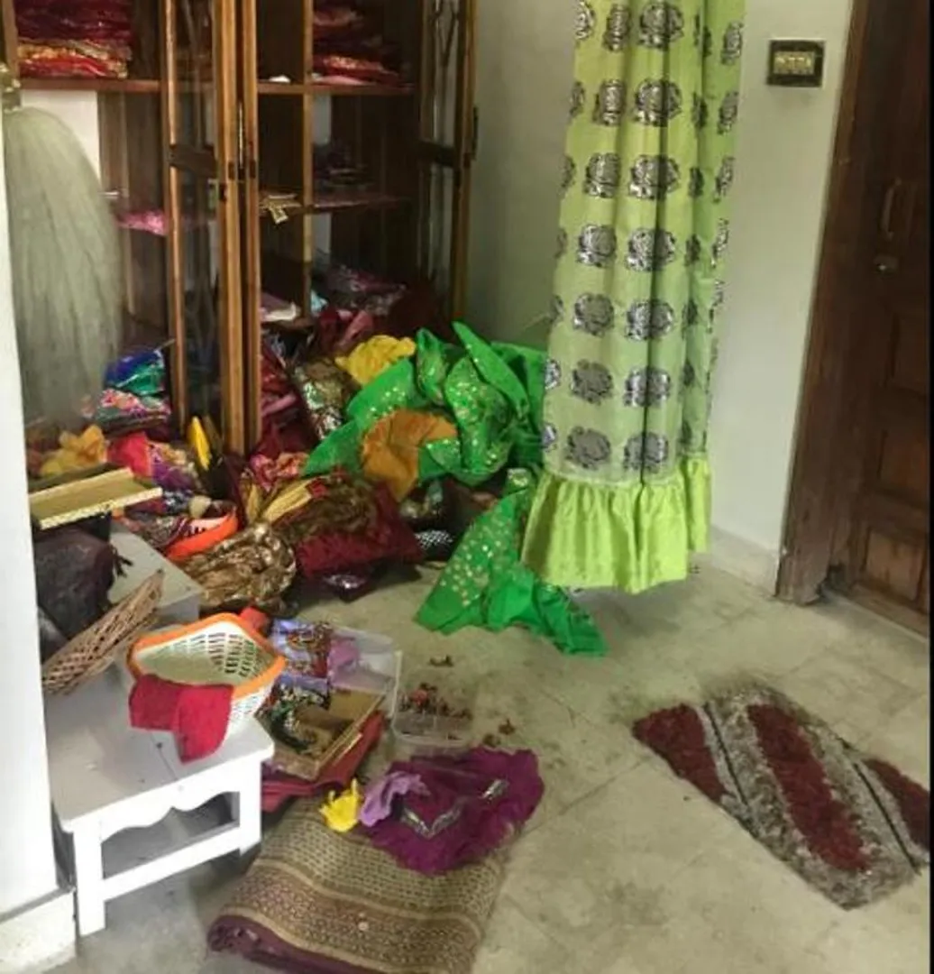 ଝାରସୁଗୁଡ଼ା : ଦିନ ଦ୍ୱିପହରେ ଘରେ ପଶି ମା’ ପୁଅଙ୍କୁ  ବନ୍ଧୁକ ଦେଖାଇ ଦୁର୍ବୃତ୍ତ ଲୁଟି ନେଲେ ଟଙ୍କା ଓ ସୁନା ଅଳଙ୍କାର