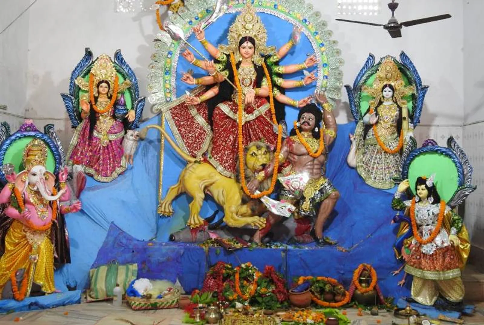 ପାର୍ଶ୍ୱ ଦେବୀ-ଦେବତାଙ୍କ ସହିତ ପୂଜା ପାଉଛନ୍ତି ମା’ ସିଂହବାହିନୀ।