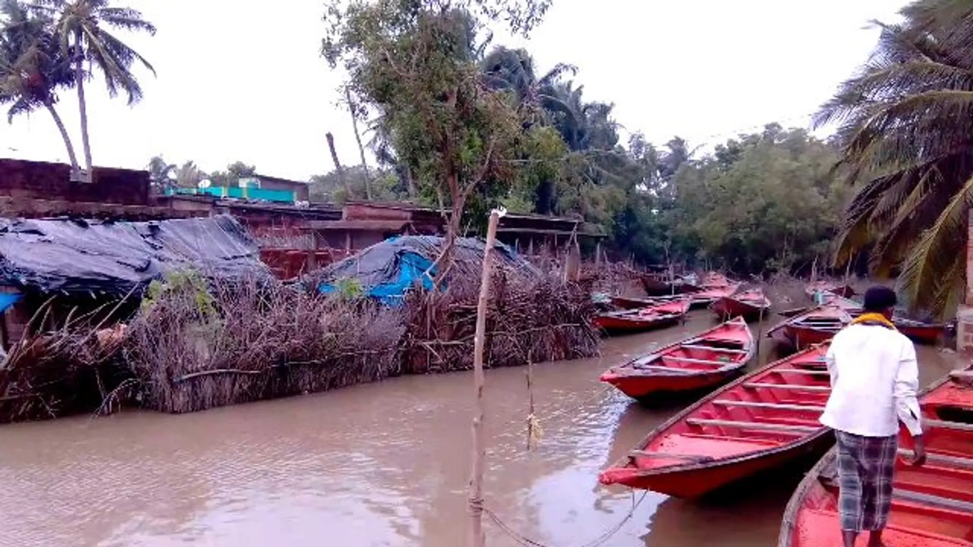 ପୁରୀ  : ତିତ୍‌ଲି ପ୍ରଭାବରେ ଚିଲିକାରେ ଉଚ୍ଚ ଜୁଆର ଆସିବା ଫଳରେ ବ୍ରହ୍ମଗିରି ଅନ୍ତର୍ଗତ ଅରଖକୁଦା ଗାଁ ପାଣି ଘେରରେ