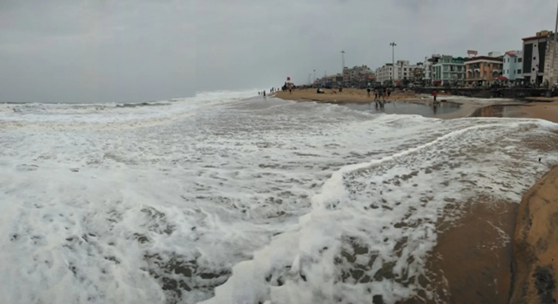 ‘ତିତ୍‌ଲି’ ପ୍ରଭାବରେ ପୁରୀ ବେଳାଭୂମିରେ ସମୁଦ୍ରର ଉଗ୍ରରୂପ