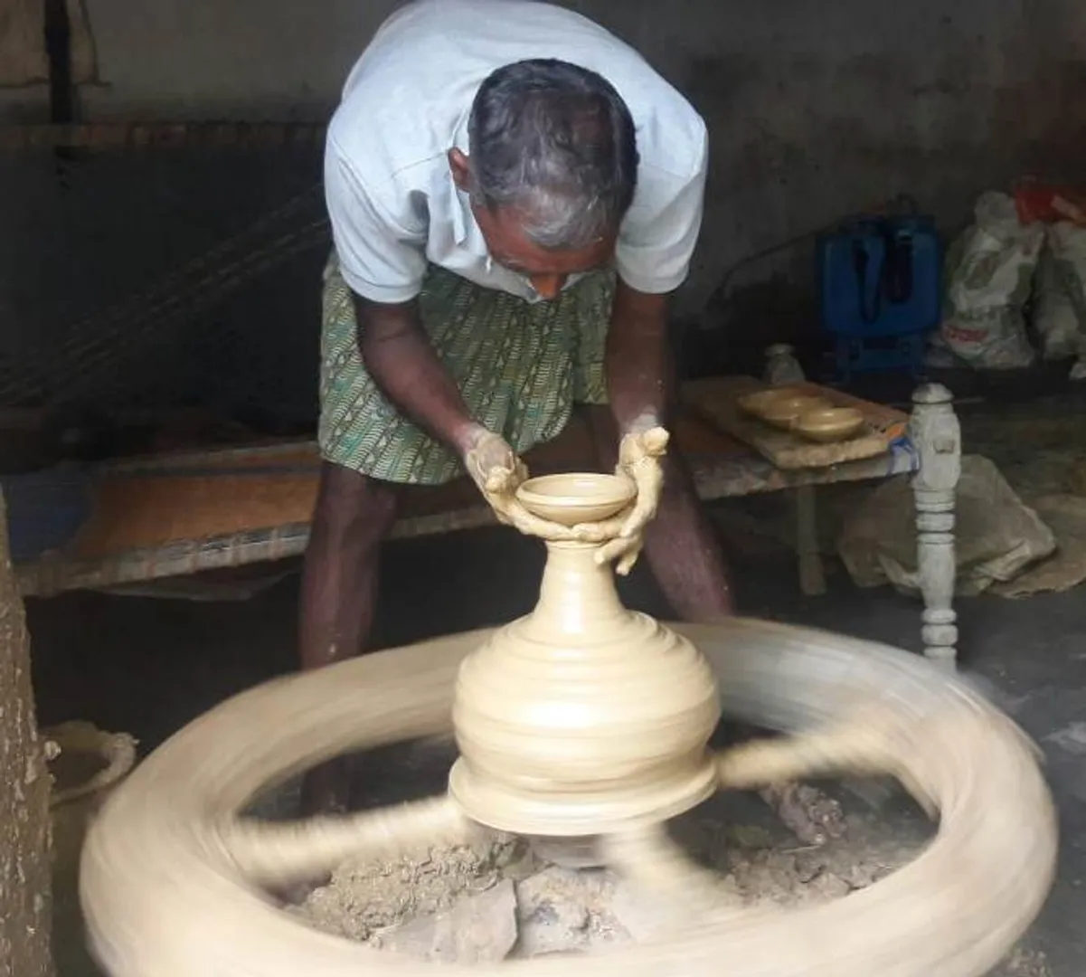 ଦୀପାବଳି ପାଇଁ କୁମ୍ଭକାରଙ୍କ ପ୍ରସ୍ତୁତି। (ଫଟୋ: ନରେଶ, ସମ୍ବଲପୁର)