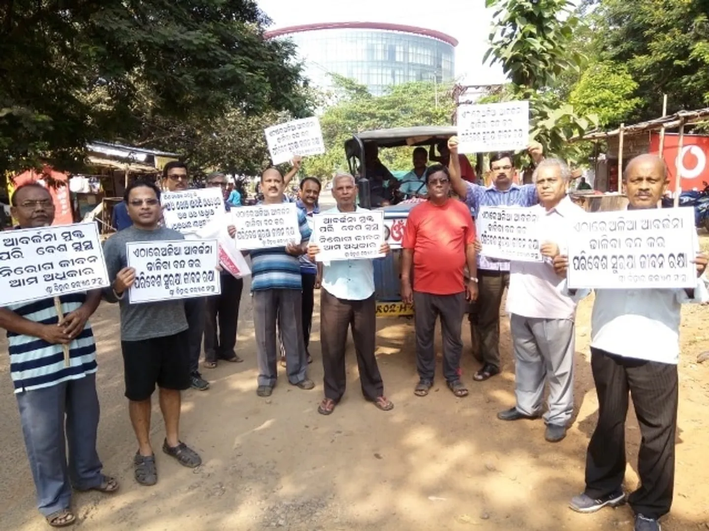 ଅଳିଆ ଗଦା ଗନ୍ଧରେ ଅତିଷ୍ଠ ଶ୍ରୀବିହାରବାସୀଙ୍କ ପକ୍ଷରୁ ବେଆଇନ ଡମ୍ପିଂୟାର୍ଡ ହଟାଇବାକୁ ଦାବି