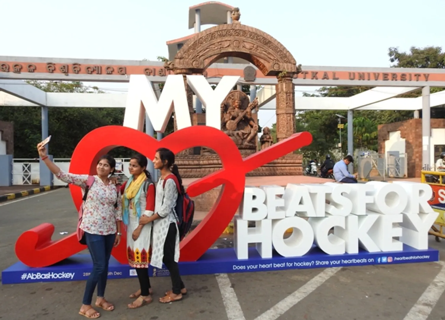 ବାଣୀବିହାର ମୁଖ୍ୟ ଫାଟକ ପରିସରରେ ଲାଗିଥିବା ବିଶ୍ବକପ୍ ହକିର ‘ମାଇଁ ହାର୍ଟ ବିଟ୍‌ ଫର୍‌ ହକି’ ବିଜ୍ଞାପନ ସମ୍ମୁଖରେ ସେଲ୍‌ଫି ନେଉଛନ୍ତି