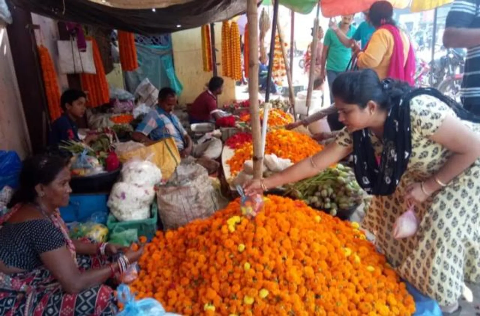 ବାଲେଶ୍ୱର : ମାର୍ଗଶୀର ମାସ ପ୍ରଥମ ଗୁରୁବାର ପାଇଁ ପୂଜାବଜାର ସରଗରମ । (ଫଟୋ-ମନୋଜ)