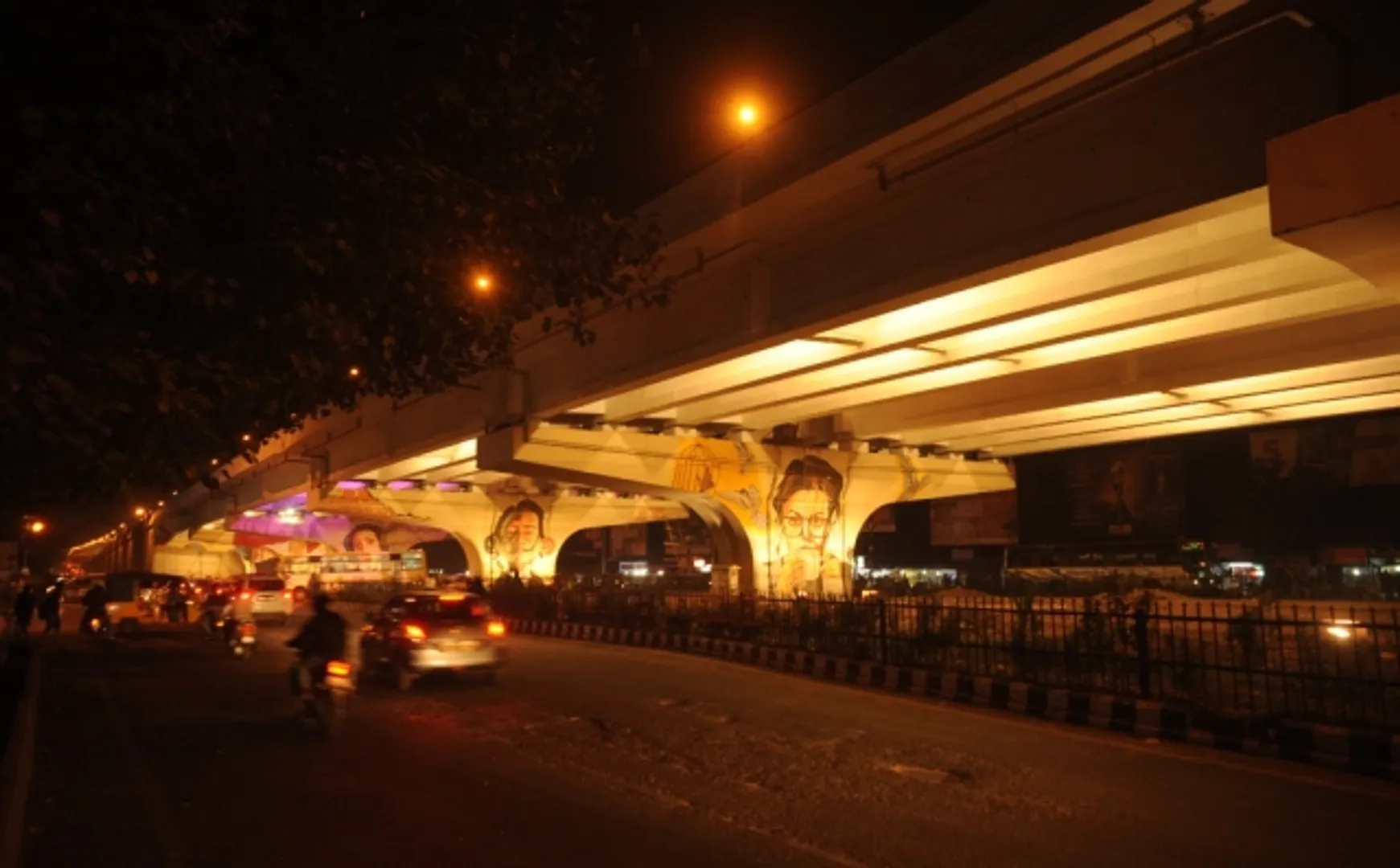 ରଙ୍ଗିନ ଆଲୁଅମାଳା ଓ ଥ୍ରିଡି କଳାକୃତିର ସ୍ପର୍ଶ ପାଇ ଆର୍ଟ ଗ୍ୟାଲେରି ସଦୃଶ ପ୍ରତୀୟମାନ ହେଉଛି ଓଭରବ୍ରିଜ୍‌। (ଫଟୋ-ପ୍ରଭାତ)