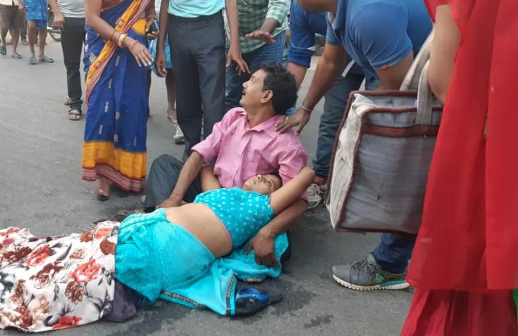 ଝାରସୁଗୁଡ଼ା: ଟ୍ରକ୍‌ ଚାପାରେ ଛିଣ୍ଡିଲା ମହିଳାଙ୍କ ୨ ଗୋଡ଼, ସହାୟତା ପାଇଁ ଆକୁଳ ପ୍ରାର୍ଥନା କଲେ ସ୍ୱାମୀ