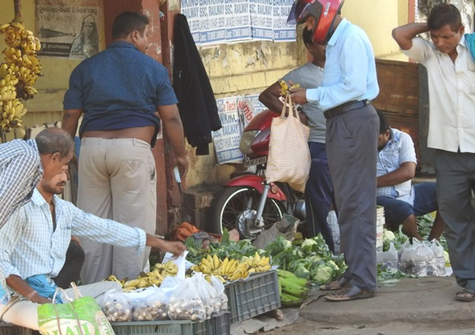 କଟକଣା ସତ୍ତ୍ୱେ ରାଜଧାନୀରେ ତଥାପି ଚାଲିଛି ଖୁଲମଖୁଲା ପଲିଥିନ ବେପାର