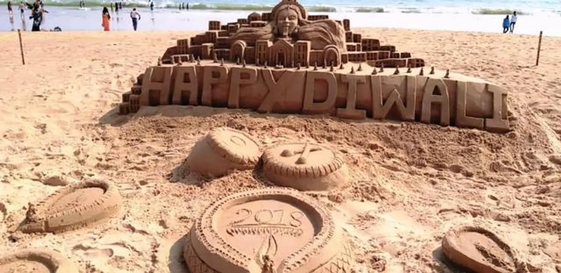 ଚନ୍ଦ୍ରଭାଗା ବେଳାଭୂମିରେ ଶିଳ୍ପୀଙ୍କ ବାଲୁକା କଳାରେ ଦୀପାବଳି ଅଭିନନ୍ଦନ