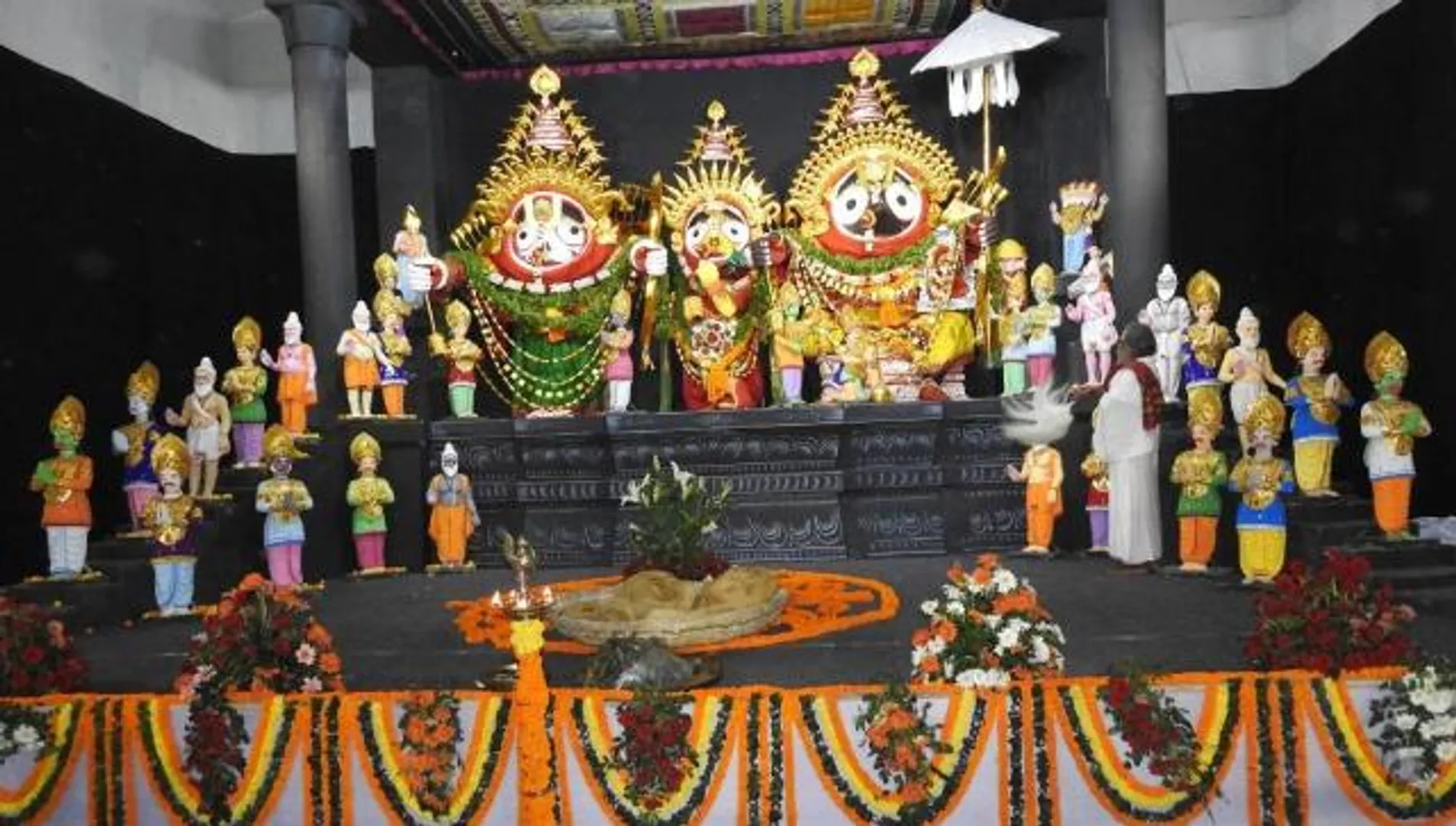 ୧୧୩ ବର୍ଷ ପରେ: ଶ୍ରୀମନ୍ଦିର ନୁହେଁ, ଭୁବନେଶ୍ବର ନାଲ୍‌କୋ ନଗରରେ ନୀଳାଦ୍ରି ଆଧ୍ୟାତ୍ମିକ ଟ୍ରଷ୍ଟ ପକ୍ଷରୁ ମହାପ୍ରଭୁଙ୍କ ରଘୁନାଥ ବେଶ । (ଫଟୋ-ବିଭୂତି)