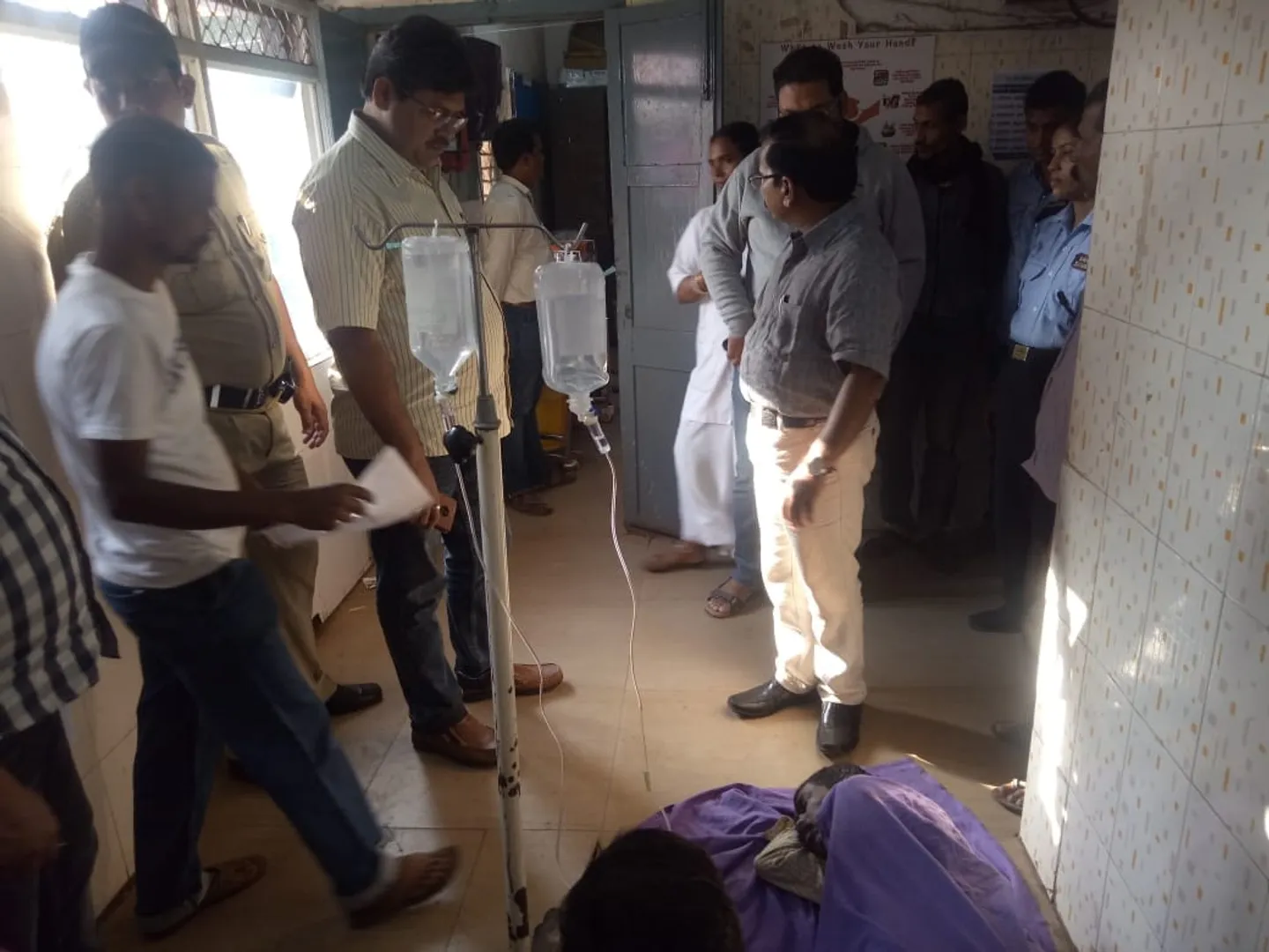 ଭଦ୍ରକ: ସମବାୟ ସମିତି ଆଗରେ ଚାଷୀଙ୍କର ଆତ୍ମହତ୍ୟା ଉଦ୍ୟମ, ଅସୁସ୍ଥ ଚାଷୀଙ୍କୁ ଭେଟିଲେ ଜିଲ୍ଲାପାଳ
