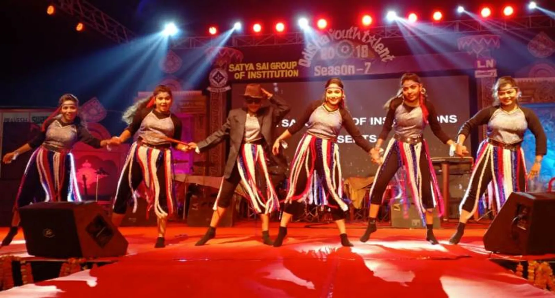 ବାଲେଶ୍ୱର ଆଇଟିଆଇ ପଡ଼ିଆରେ କଳାକାରଙ୍କ ନୃତ୍ୟ। (ଫଟୋ: ମନୋଜ)