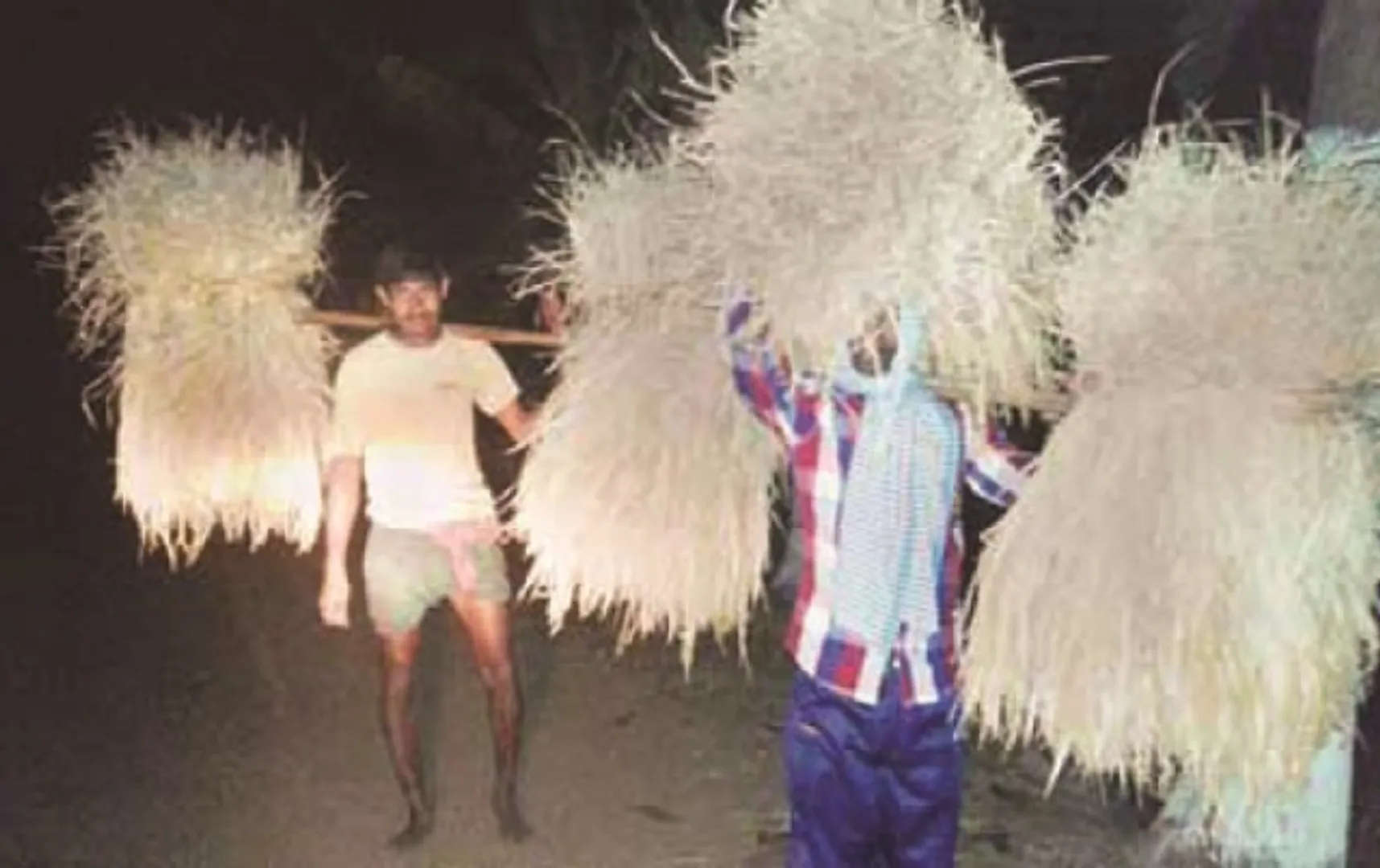 ସମ୍ଭାବ୍ୟ ଲଘୁଚାପ ବର୍ଷା ଭୟରେ ଚାଷୀମାନେ ତରବରିଆ ଭାବେ ଧାନ କାଟି ଖଳାଗଦାକୁ ବୋହିବାରେ ଲାଗିଛନ୍ତି।