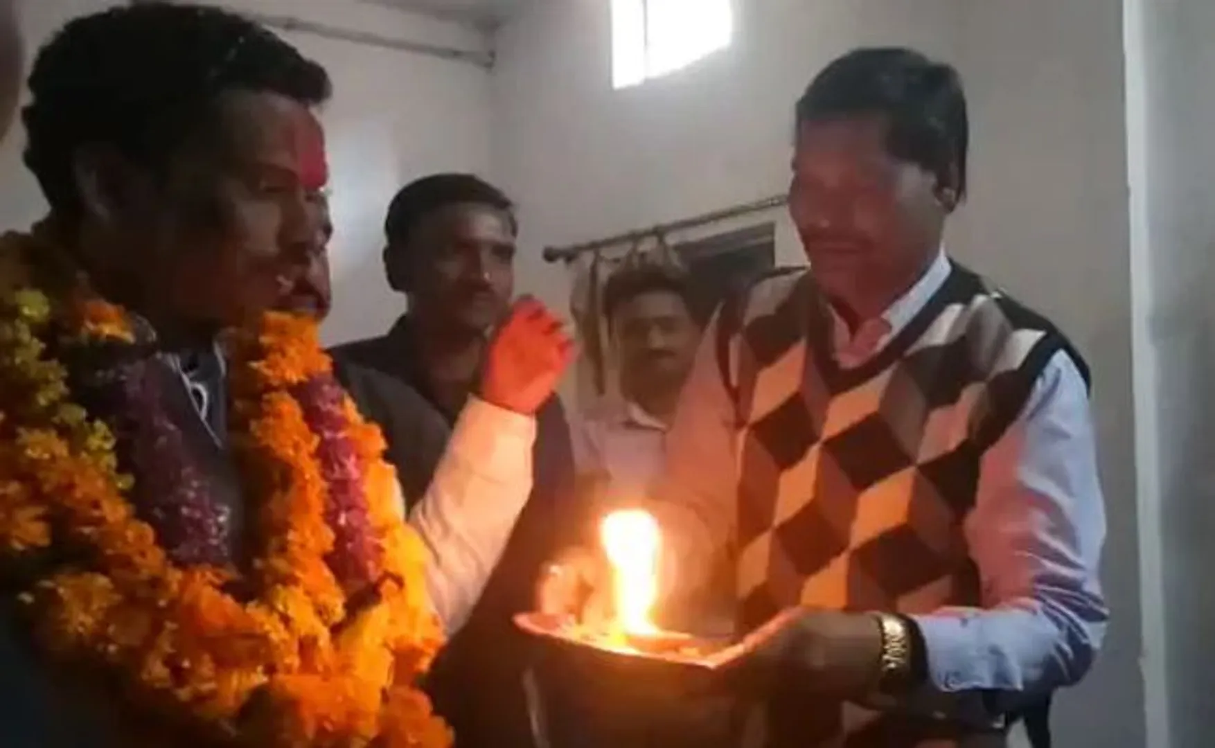 କିସ ପୁଣି ଦେଖା ନ ଯାଏ ! ଠାକୁରଙ୍କ ଭଳି ମନ୍ତ୍ରୀଙ୍କ ଆଳତି କଲେ ସରକାରୀ ଅଧିକାରୀ ଓ କର୍ମଚାରୀ