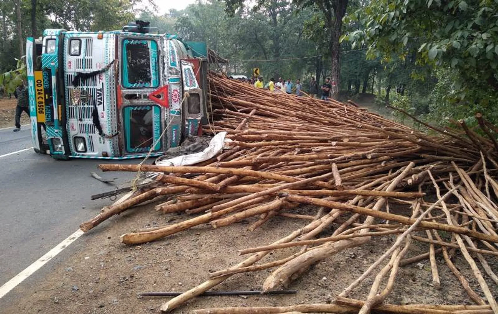 ଏମିତି ବି ମୃତ୍ୟୁ ଆସେ: ନବରଙ୍ଗପୁରରେ ବାଇକ୍‌ ଉପରେ ଓଲଟି ପଡ଼ିଲା ଟ୍ରକ, ୨ ମୃତ