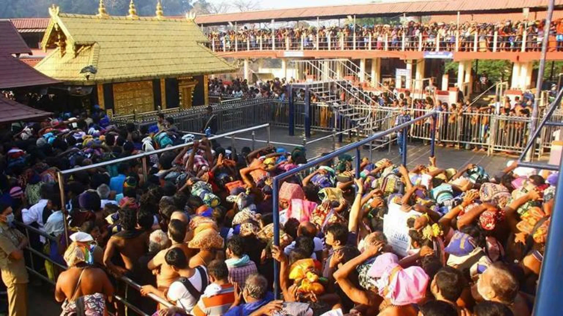 ସାବରିମାଲା ମନ୍ଦିରର ୨ କି. ମି. ଦୂରରେ ଅଟକା ଯାଇଥିବା ୨ ମହିଳାଙ୍କୁ ଫେରାଇ ଅଣାଗଲା