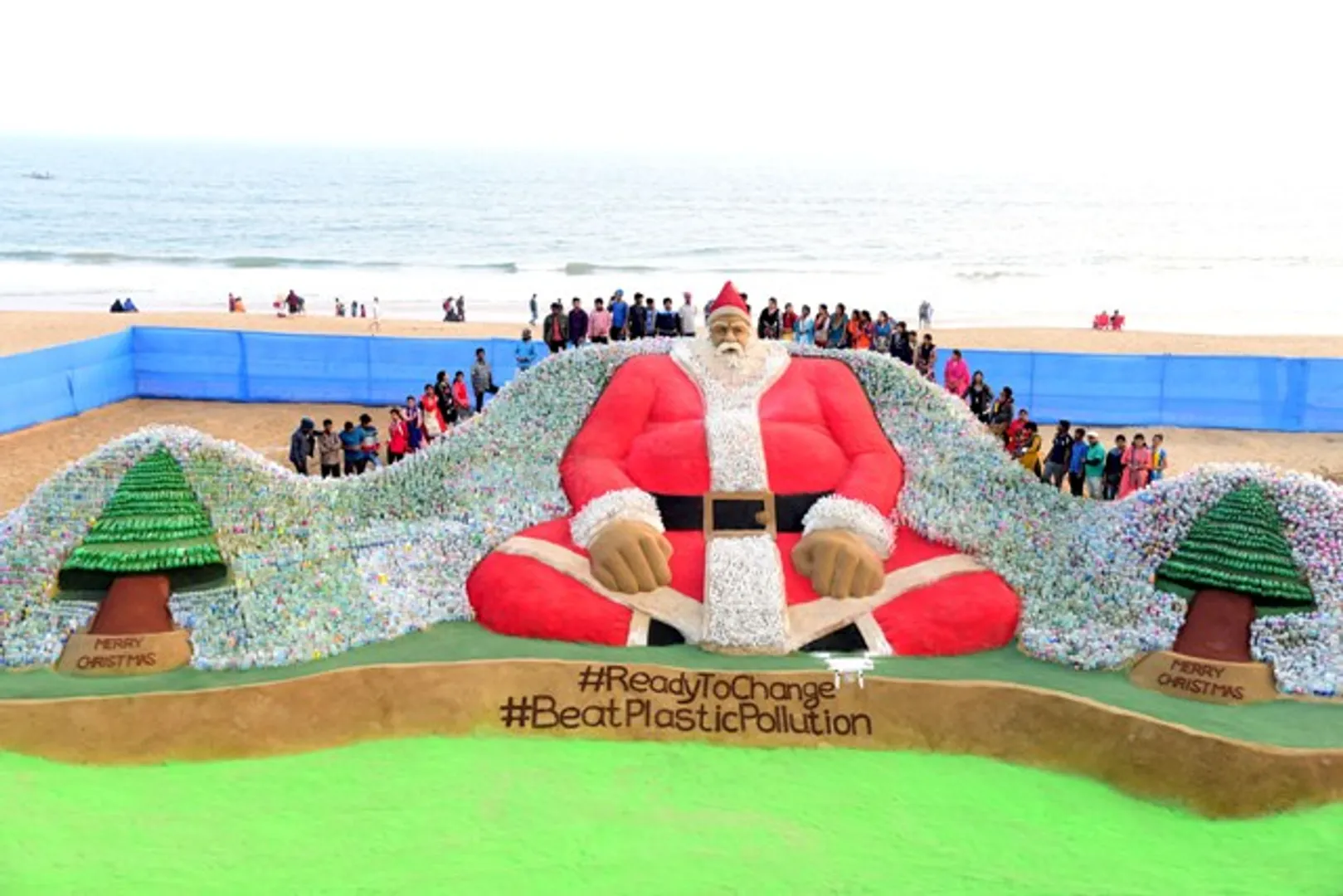 ପ୍ଲାଷ୍ଟିକ ମୁକ୍ତ ବିଶ୍ବଗଠନ ଲକ୍ଷ୍ୟ ନେଇ ପୁରୀ ବେଳାଭୂମିରେ ଅନ୍ତର୍ଜାତୀୟ ବାଲୁକା ଶିଳ୍ପୀ ସୁଦର୍ଶନ ପଟ୍ଟନାୟକଙ୍କ ଦ୍ବାରା ୧୦ ହଜାର ପ୍ଲାଷ୍ଟିକ ବୋତଲରେ ନିର୍ମିତ ସାନ୍ତାକ୍ଲଜ୍‌