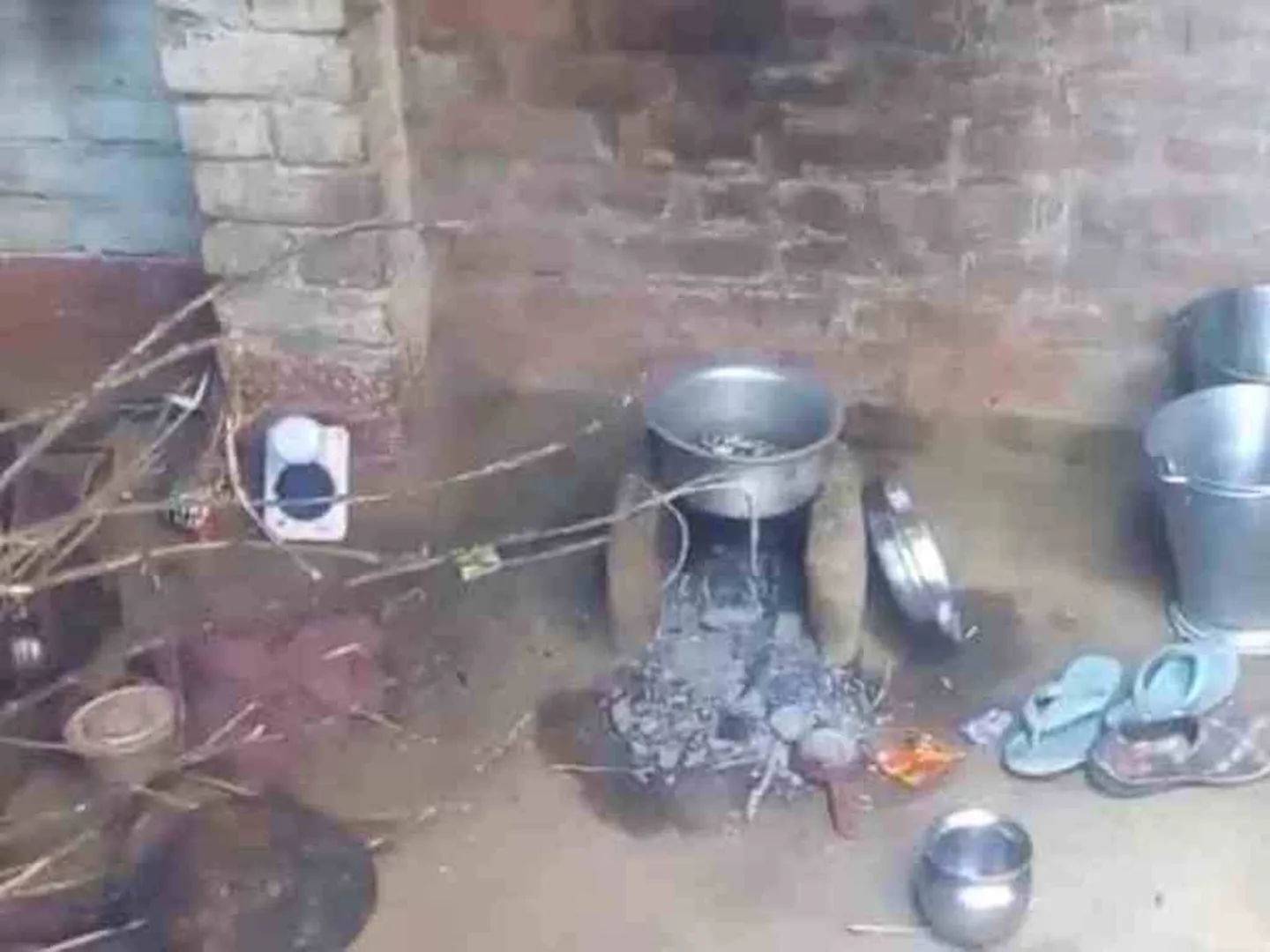 ଘରେ ଚା’ ପିଇବା ପରେ ବାପ-ଝିଅଙ୍କର ଯନ୍ତ୍ରଣାଦାୟକ ମୃତ୍ୟୁ, ଜୀବନ ଓ ମରଣ ସହ ସଂଘର୍ଷ କରୁଛନ୍ତି ମା’
