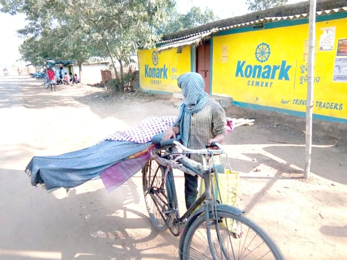 ମିଳିଲାନି କାନ୍ଧ : ମା’ର ଶବକୁ ସାଇକେଲରେ ବୋହିଲା ନାବାଳକ