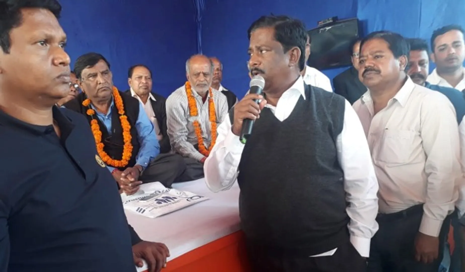 ହାତ ମିଳାଇଲେ ନବ-କିଶୋର : ରୁଦ୍ଧ କୋଠରିରେ ୪ ଘଣ୍ଟା ଟ୍ୟୁସନ