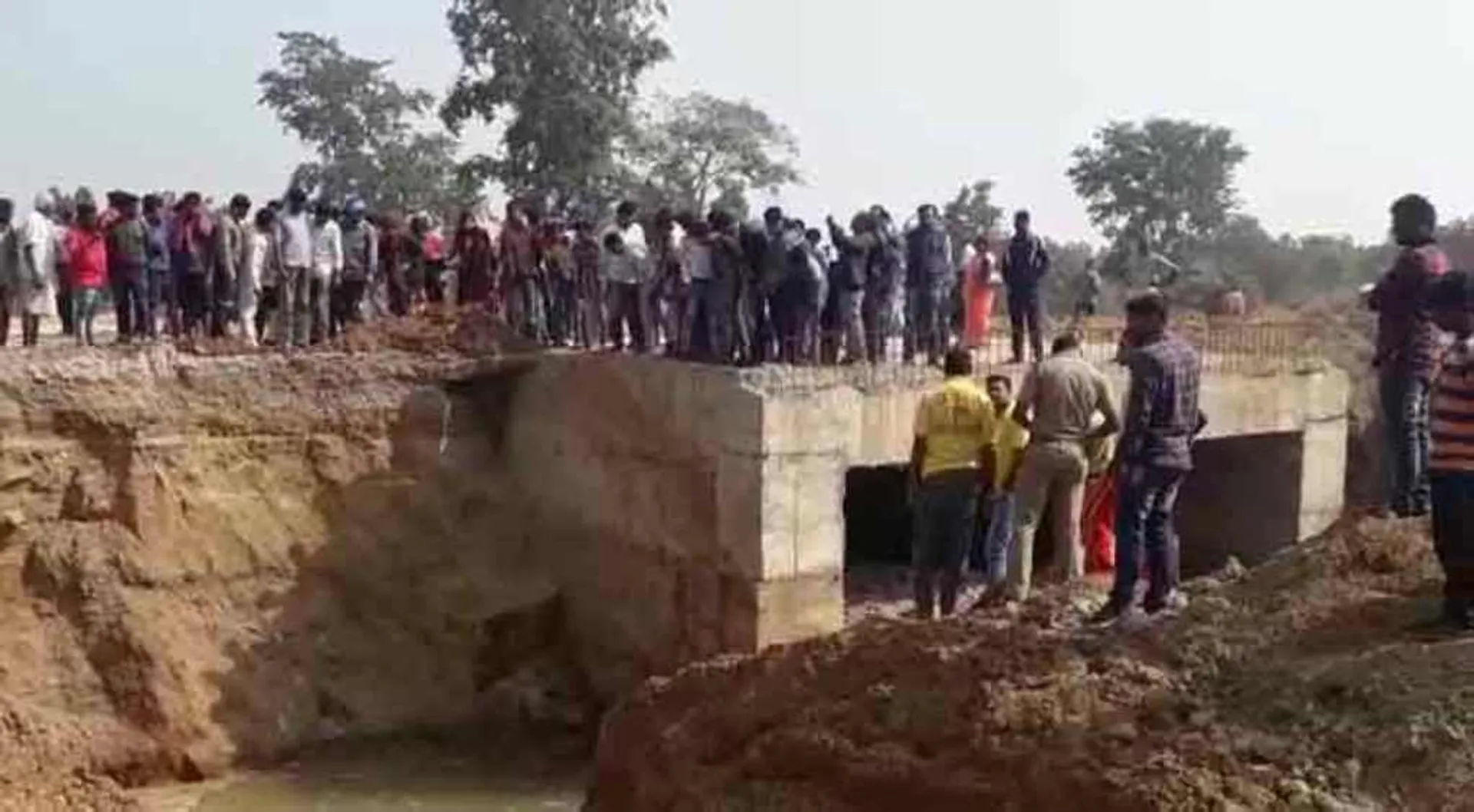 ଧନୁଯାତ୍ରା ଦେଖି ଘରକୁ ଫେରୁଥିବା ବେଳେ ନିର୍ମାଣାଧୀନ ୨୦ଫୁଟ ପୋଲ ତଳକୁ ଖସି ମାଟି ତଳେ ଚାପି ହୋଇଗଲେ ତିନି ବାଇକ୍‌ ଆରୋହୀ