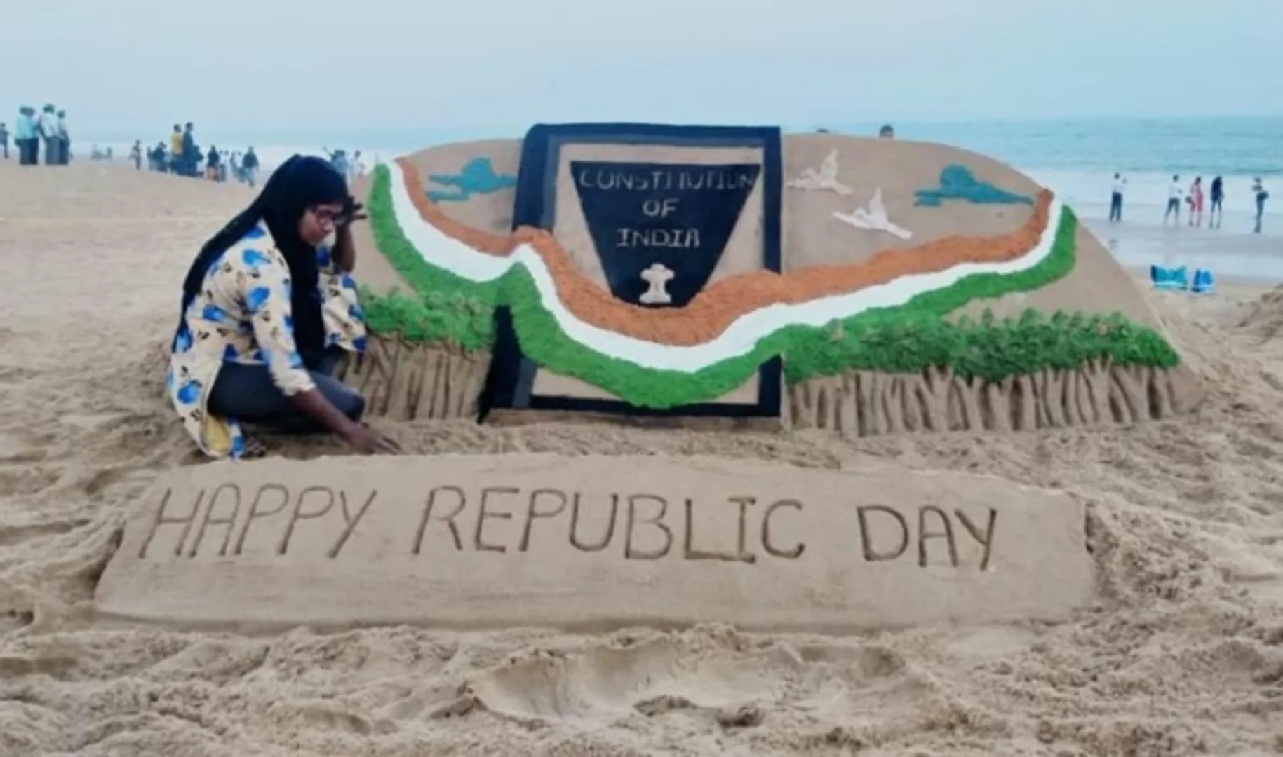 ସାଧାରଣତନ୍ତ୍ର ଦିବସ ଅବ୍ୟବହିତ ପୂର୍ବରୁ ଚନ୍ଦ୍ରଭାଗା ବେଳାଭୂମିରେ ଶିଳ୍ପୀଙ୍କ ବାଲୁକା କଳା