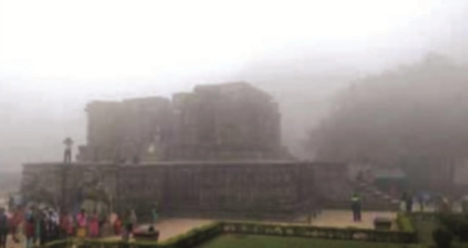 ଘନ କୁହୁଡ଼ିରେ ଆଚ୍ଛାଦିତ କୋଣାର୍କର ସୂର୍ଯ୍ୟ ମନ୍ଦିର