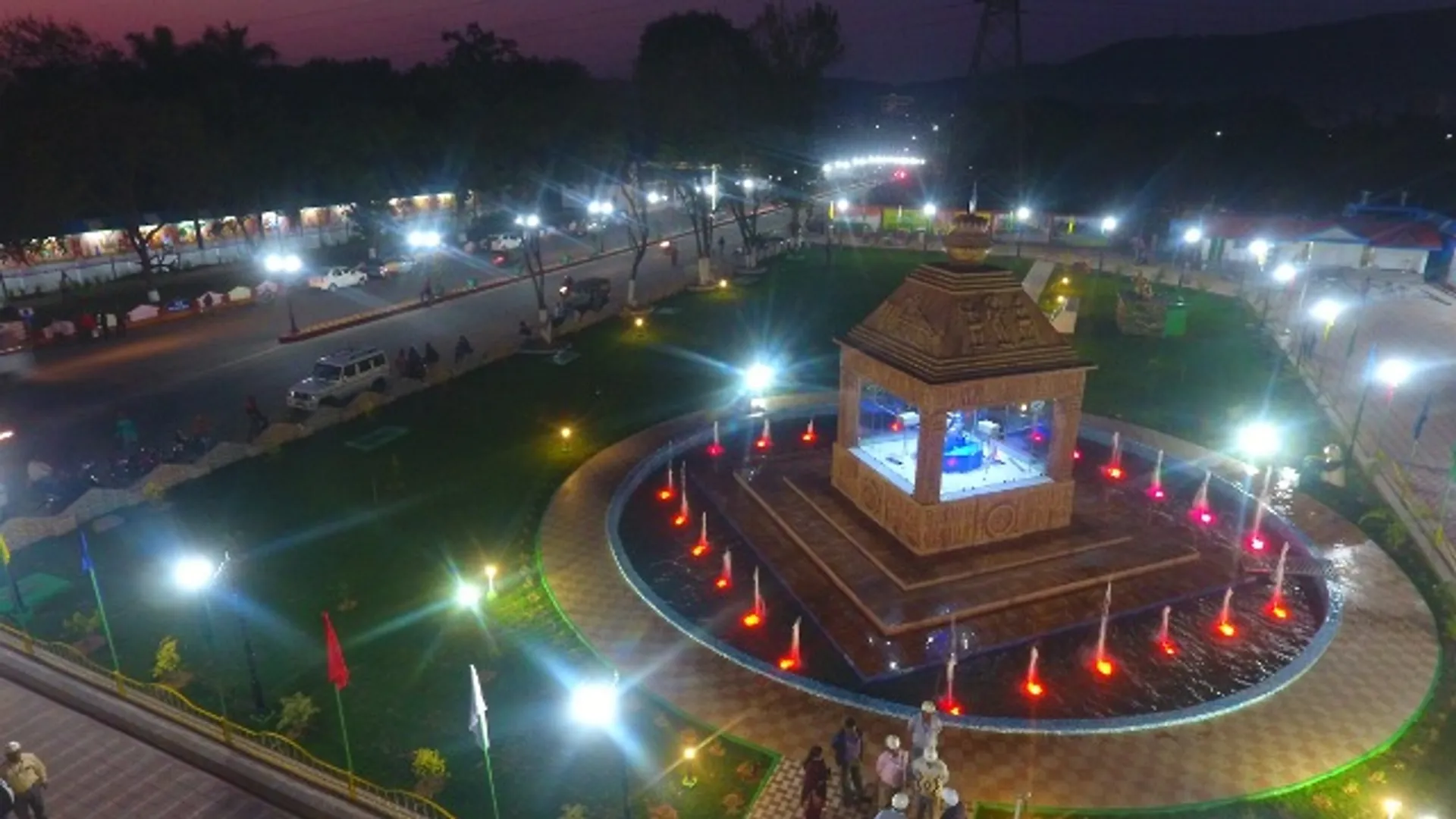 ରାଉରକେଲା ଷ୍ଟିଲ୍‌ ପ୍ଲାଣ୍ଟ ମୁଖ୍ୟ ଗେଟ୍‌  ନିକଟରେ ‘ଶିଳ୍ପ କୋଣାର୍କ’ ସ୍ମାରକ ଉଦଘାଟିତ। ଏଥିରେ ଶୋଭାପାଉଛି କୋଣାର୍କ ମନ୍ଦିରର ପ୍ରତିରୂପ ।