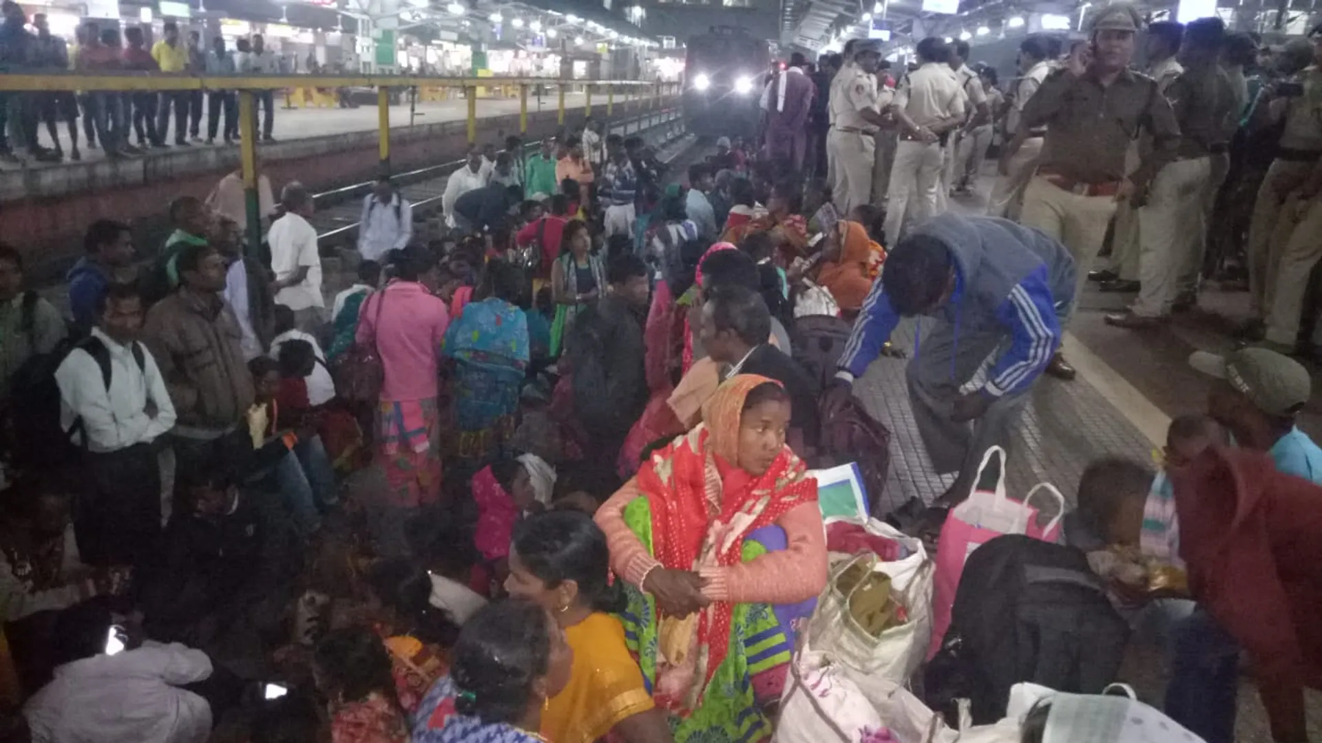 କଟକ ରେଲୱେ ଷ୍ଟେସନର ୪ନମ୍ବର ପ୍ଲାଟଫର୍ମ ଠାରେ ବଡ଼ବିଲ-ପୁରୀ ଟ୍ରେନ୍‌ ସମ୍ମୁଖରେ କୃଷକଙ୍କ ଧାରଣା।