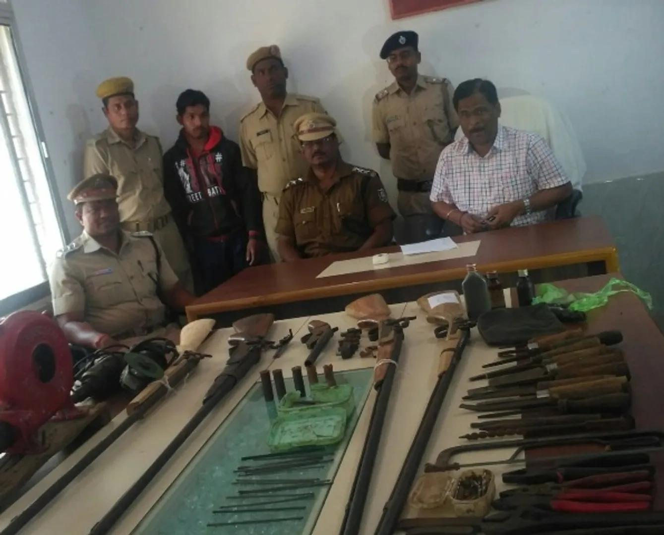 ଦେଶୀ ବନ୍ଧୁକ କାରଖାନା ଠାବ : ୫ ବନ୍ଧୁକ ସହ ସରଞ୍ଜାମ ଜବତ, ୧ ଗିରଫ