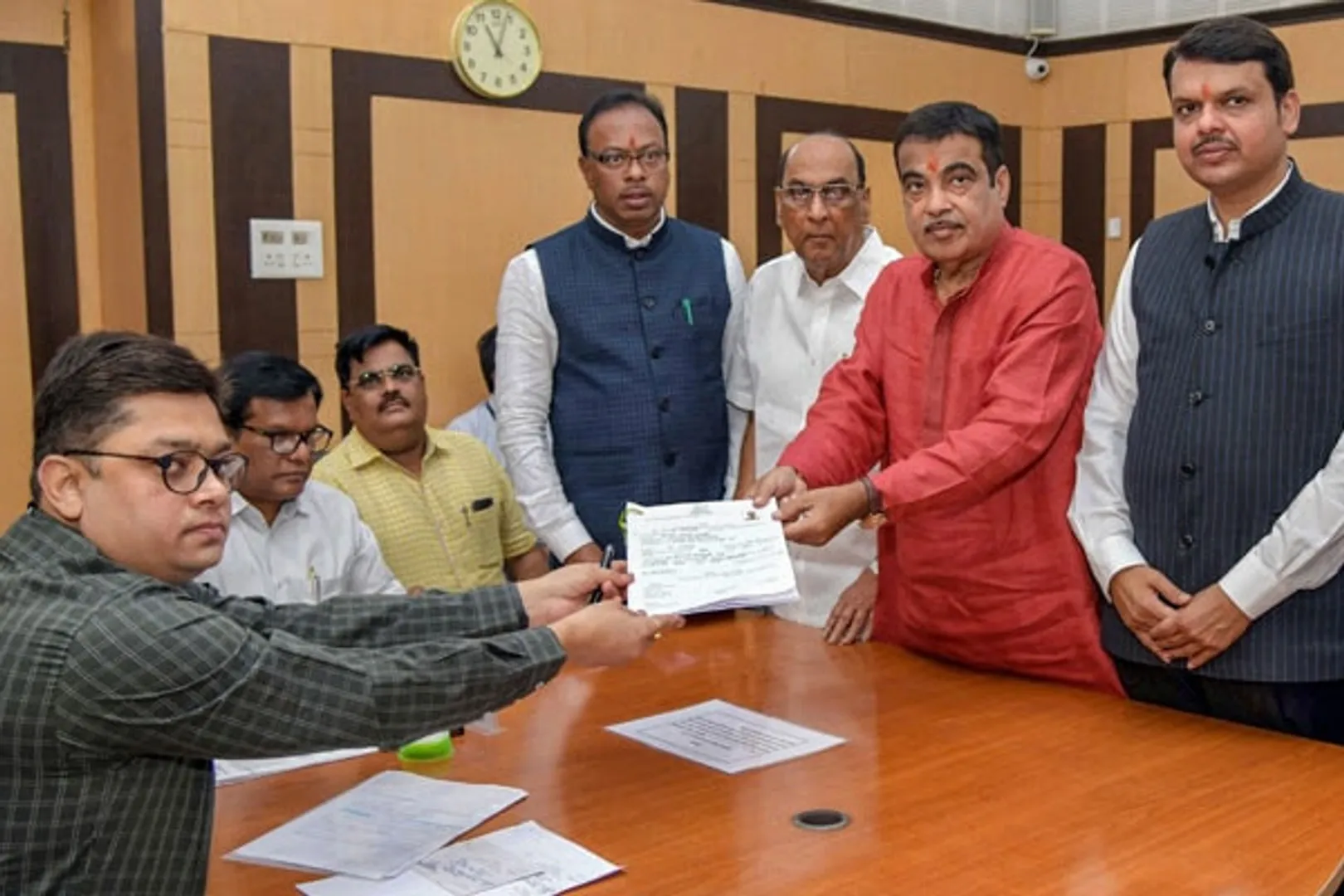 କେନ୍ଦ୍ରମନ୍ତ୍ରୀ ନୀତୀନ ଗଡ଼କରୀଙ୍କ ଆୟରେ ୫ ବର୍ଷ ମଧ୍ୟରେ ବୃଦ୍ଧି ଘଟିଛି ୧୪୦%; ବିଚାରାଧୀନ ଅବସ୍ଥାରେ ଅଛି ୩ ଅପରାଧିକ ମାମଲା