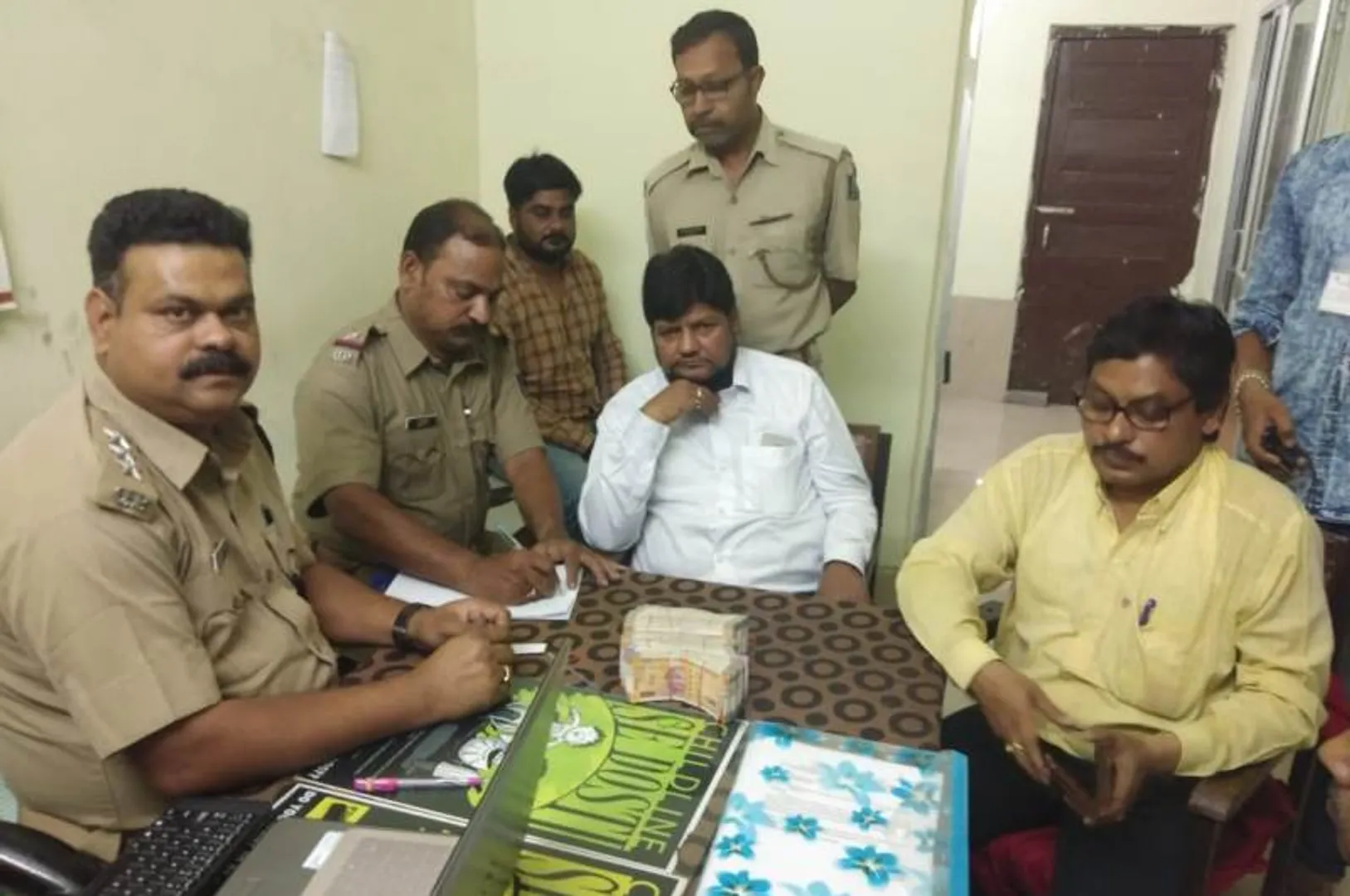 ଝାରସୁଗୁଡ଼ା: ଟଙ୍କା ନେଇ ଯାଉଥିବା ବେଳେ ଦୁଇ ଗାଡ଼ି ଅଟକ, ୬ ଲକ୍ଷ ଜବତ