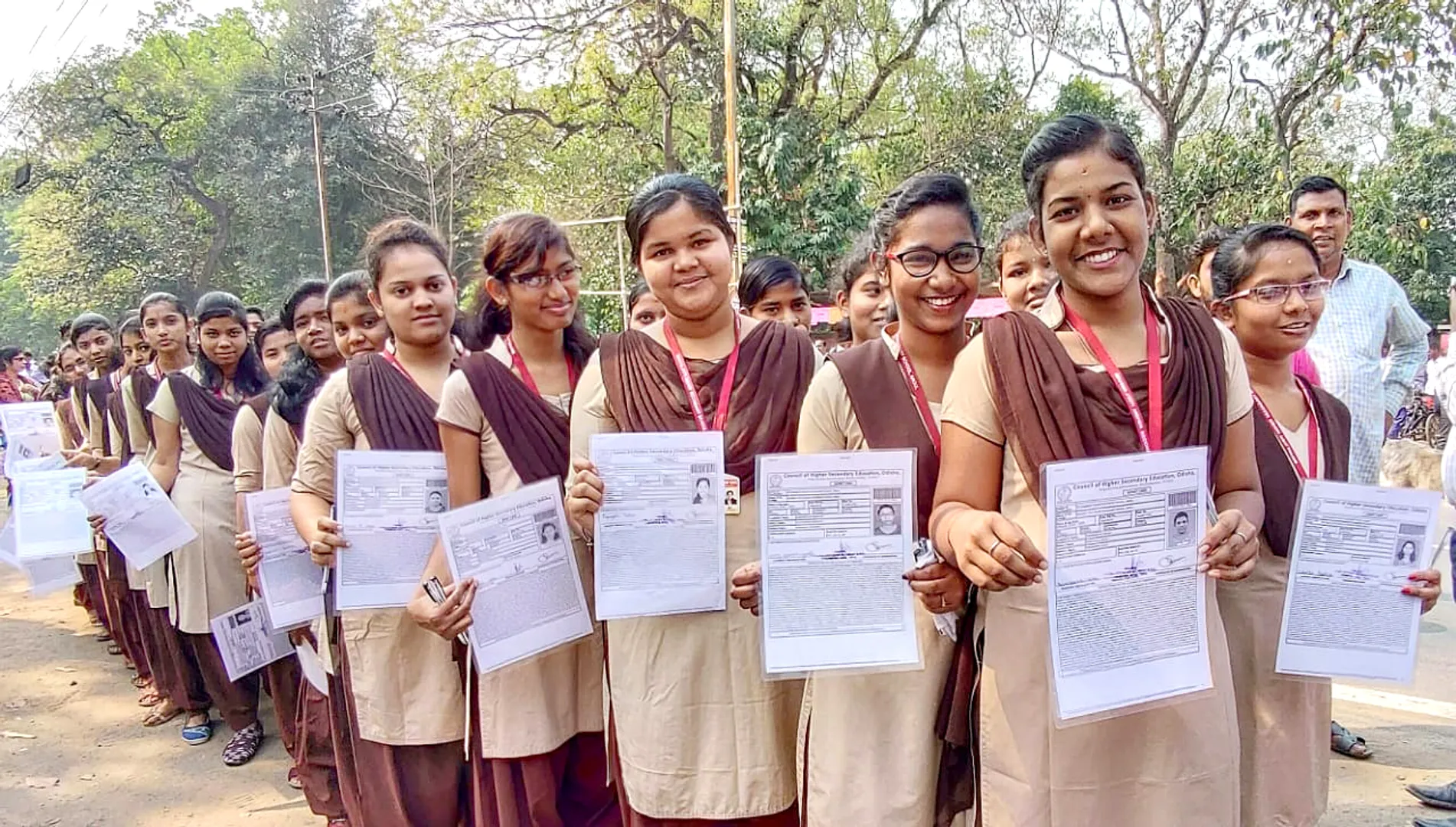 ପରୀକ୍ଷା କେନ୍ଦ୍ରକୁ ଯିବା ପୂର୍ବରୁ ଆଡ୍‌ମିଟ୍‌ କାର୍ଡ୍‌ ପ୍ରଦର୍ଶନ କରୁଛନ୍ତି +୨ ଛାତ୍ରୀମାନେ