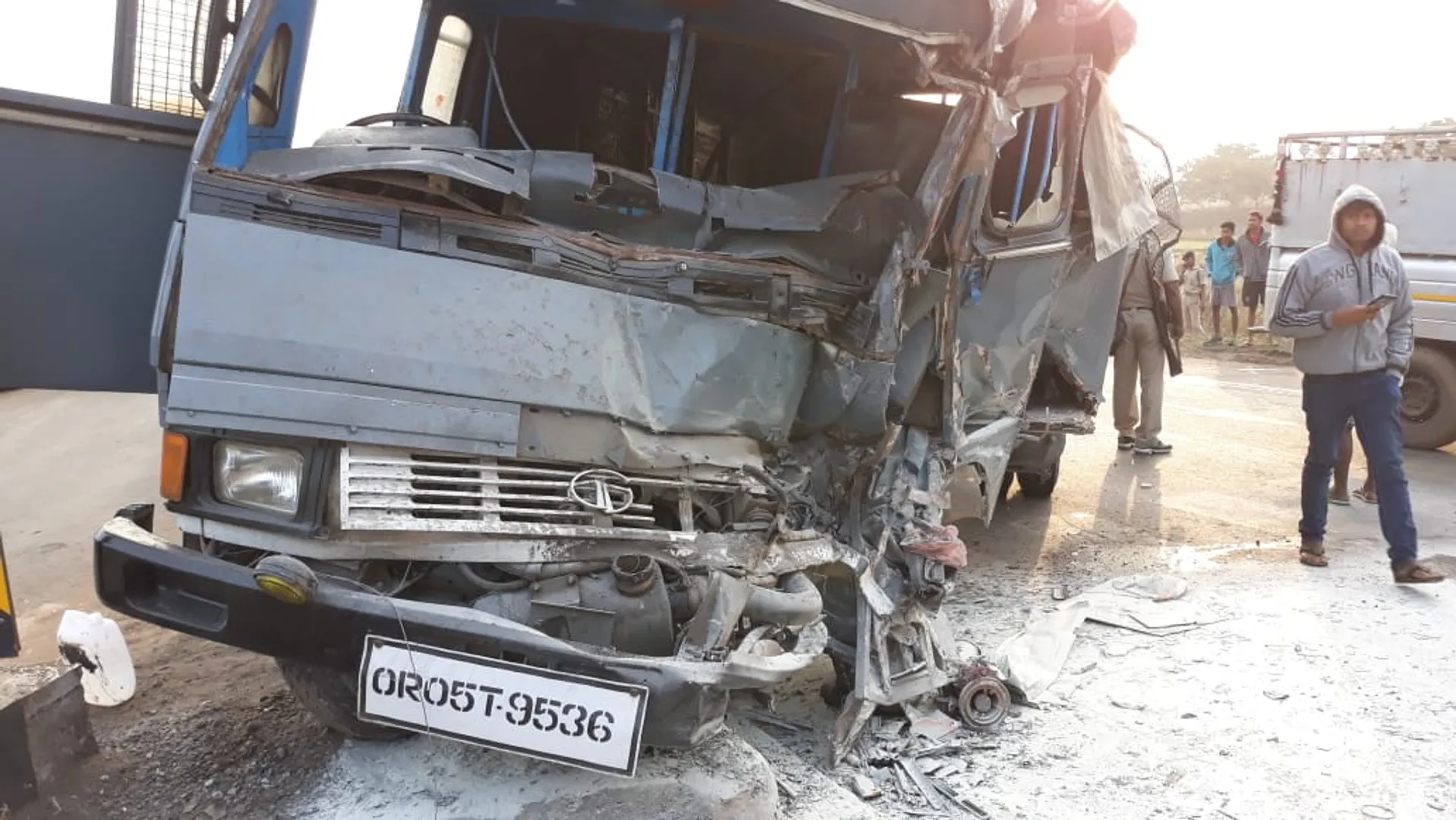 ବେଲପାହାଡ ନିକଟରେ ପୁଲିସ ଭ୍ୟାନକୁ ଧକ୍କା ଦେଲା ଟ୍ରକ, ୨ ମୃତ