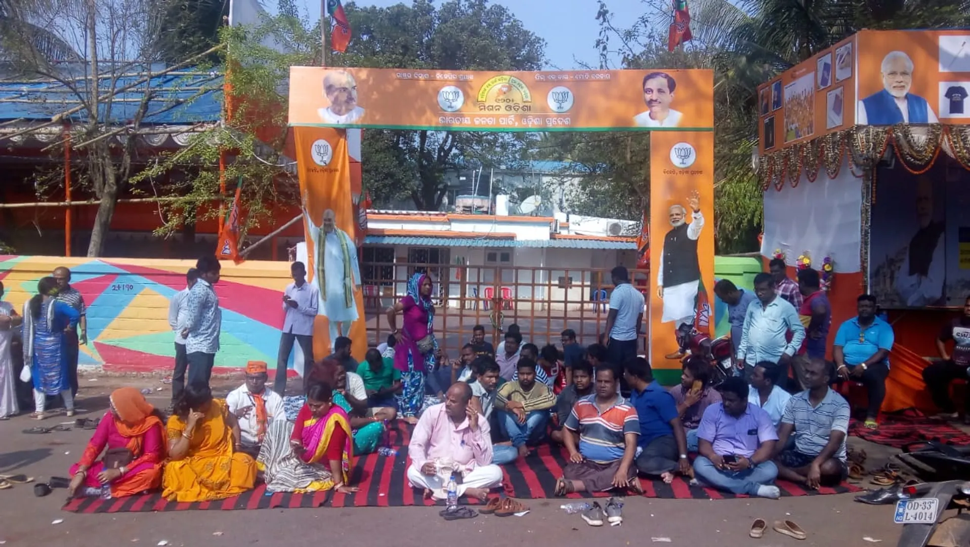 ଟିକେଟ କଟାକୁ ନେଇ ବିଜେପିରେ ଅସନ୍ତୋଷ କୁହୁଳୁଛି, ଅଫିସ ଆଗରେ ଧାରଣାରେ ବସିଲେ ସମର୍ଥକ