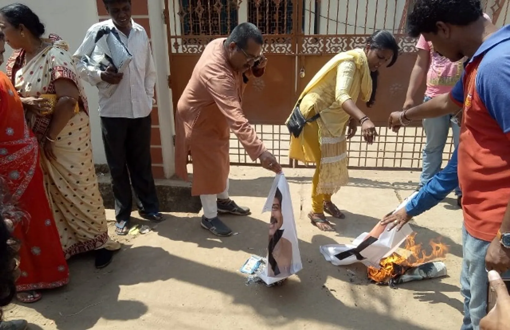 ଜୟପୁରରେ ପୋଡ଼ିଲେ ଧର୍ମେନ୍ଦ୍ର ଓ ପାଙ୍ଗିଙ୍କ ଫଟୋଚିତ୍ର