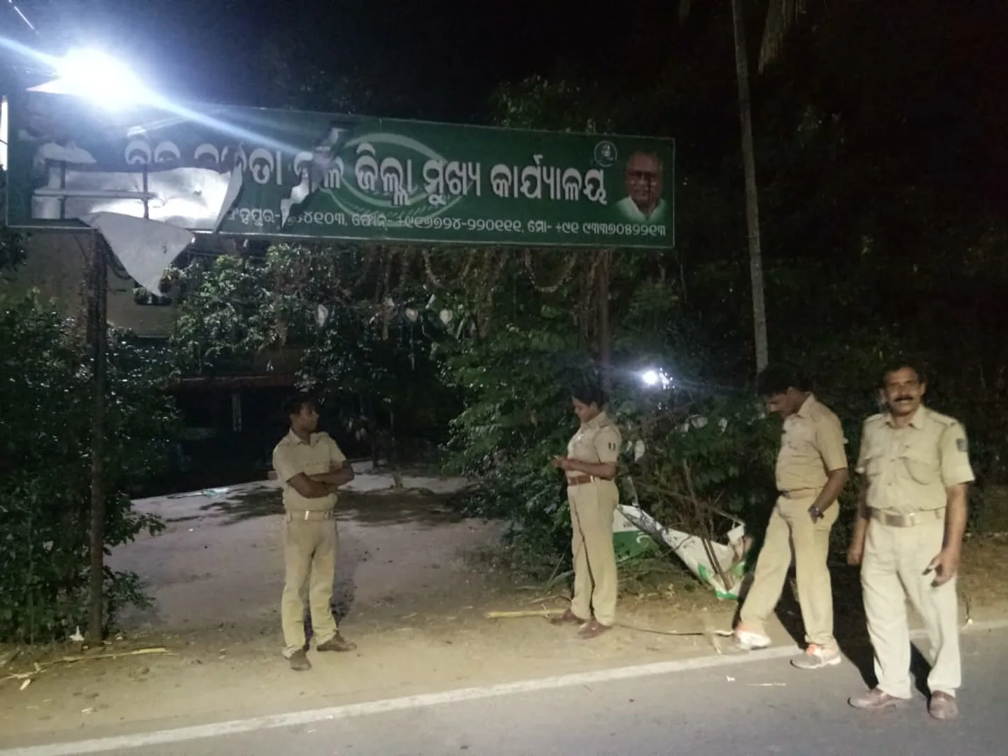 ଜଗତସିଂହପୁର: ବିଜେଡି ଜିଲ୍ଲା କାର୍ଯ୍ୟାଳୟରେ ଭଙ୍ଗାରୁଜା, ପ୍ରଶାନ୍ତ ମୁଦୁଲିଙ୍କ ପ୍ରାର୍ଥୀତ୍ୱକୁ ବିରୋଧ