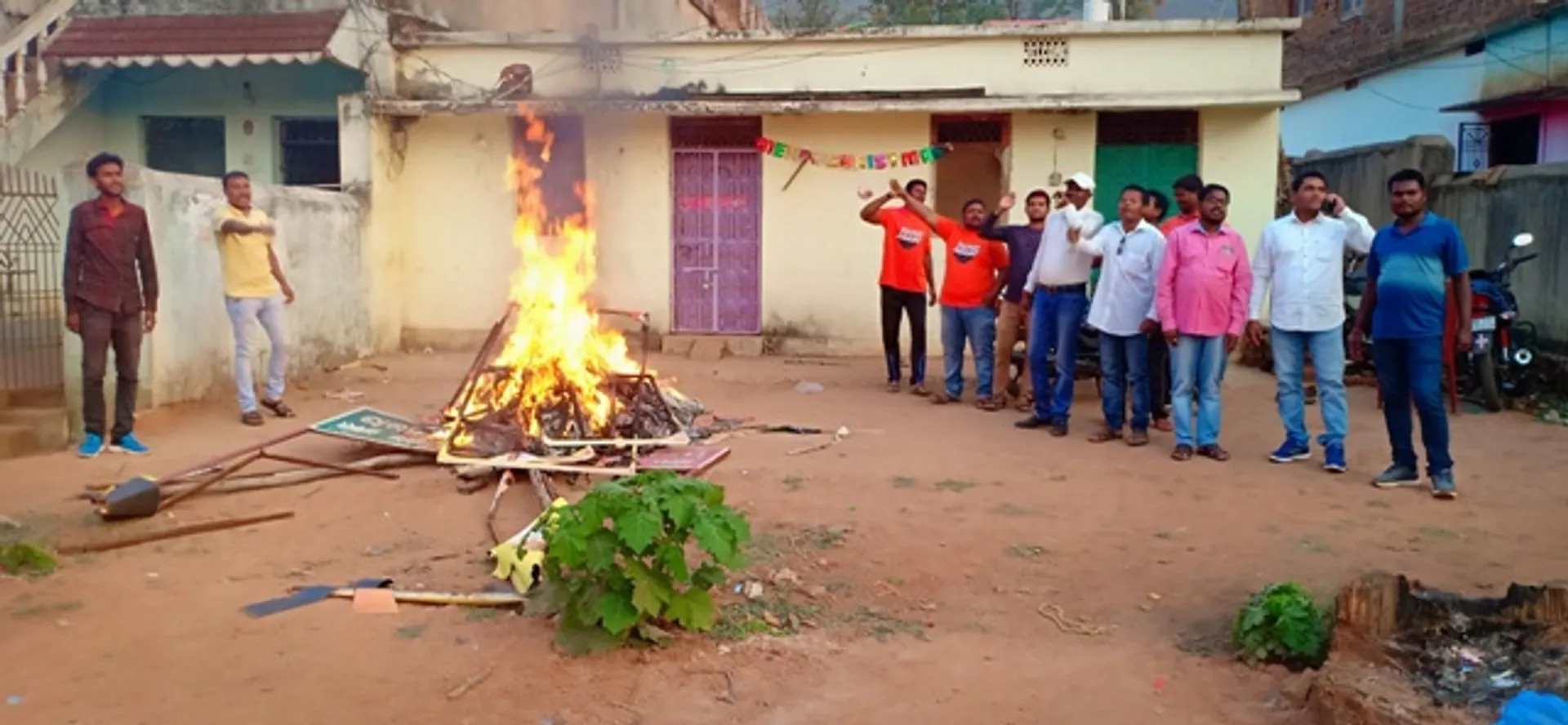 କୁମୁଦ ସାଉଁନ୍ତାଙ୍କ ପ୍ରାର୍ଥିତ୍ବକୁ ବିରୋଧ : ବିଜେପି କାର୍ଯ୍ୟାଳୟରେ ଭଙ୍ଗାରୁଜା ଓ ପୋଡ଼ାଜଳା