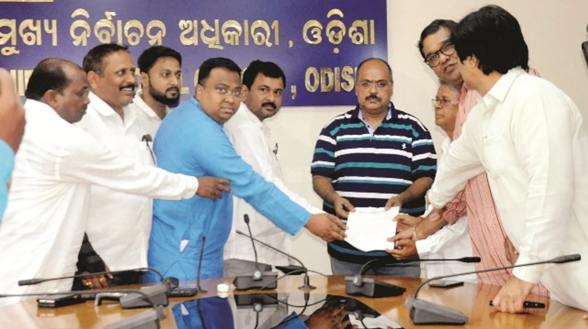ରେଳ ବିଦ୍ୟୁତକରଣ ଅଫିସ ସ୍ଥାନାନ୍ତର ପ୍ରସଙ୍ଗ : ମୁଖ୍ୟ ନିର୍ବାଚନ ଅଧିକାରୀଙ୍କୁ ଫେରାଦ ହେଲା ବିଜେଡି
